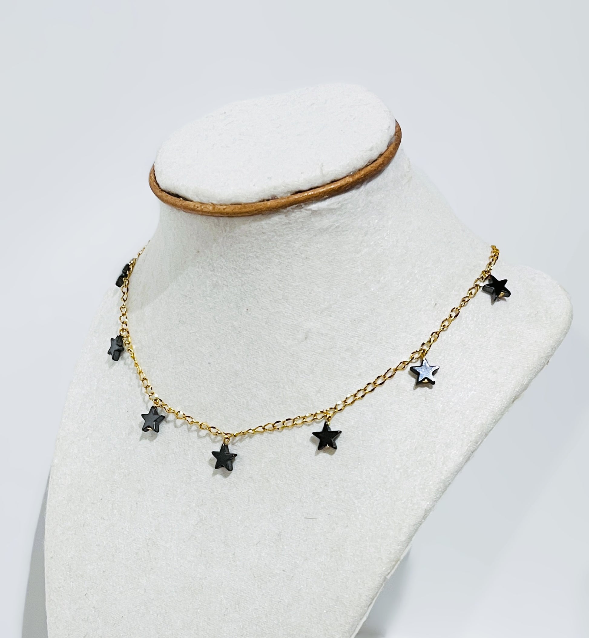 Collar en Acero Inoxidable con Estrella en Hematite Negro - K.Beloved LLC