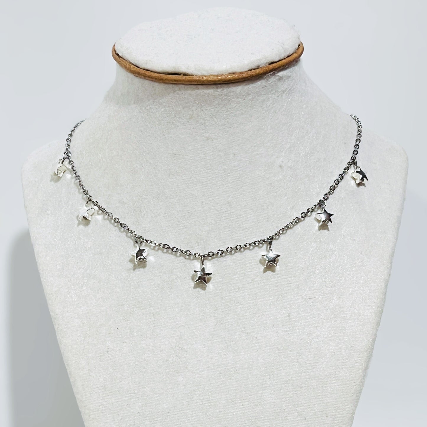 Collar en acero Inoxidable con Estrellas eh Hematite Plateado - K.Beloved LLC