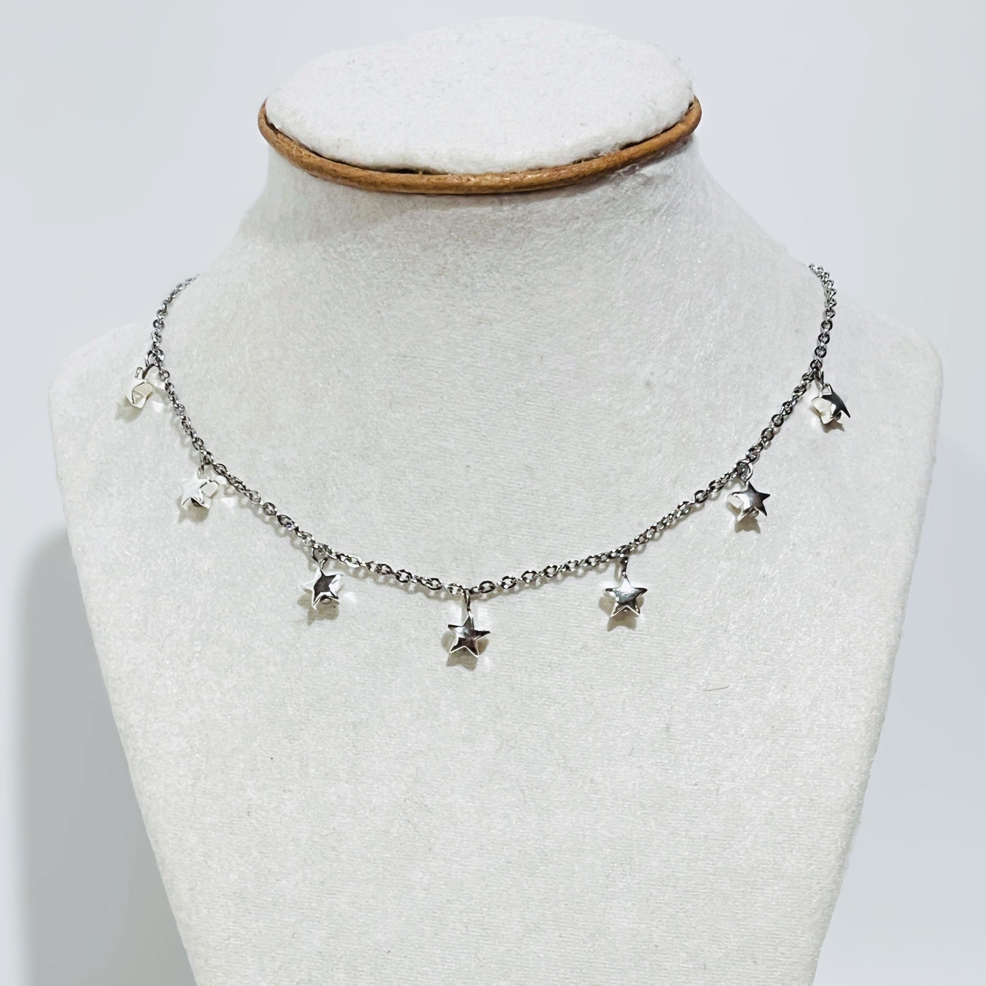 Collar en acero Inoxidable con Estrellas eh Hematite Plateado - K.Beloved LLC
