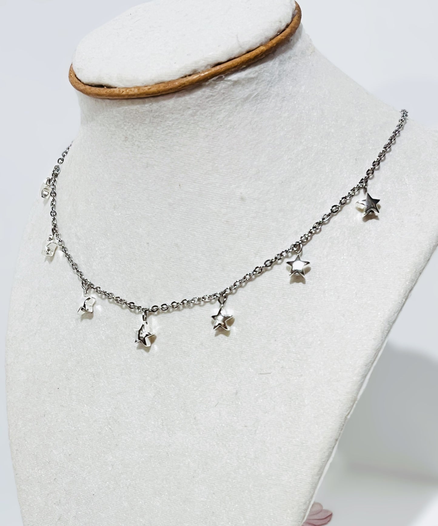 Collar en acero Inoxidable con Estrellas eh Hematite Plateado - K.Beloved LLC