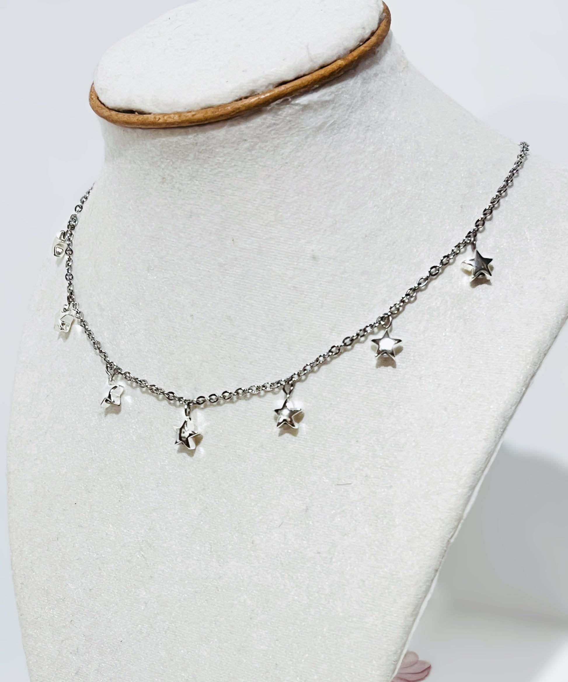 Collar en acero Inoxidable con Estrellas eh Hematite Plateado - K.Beloved LLC