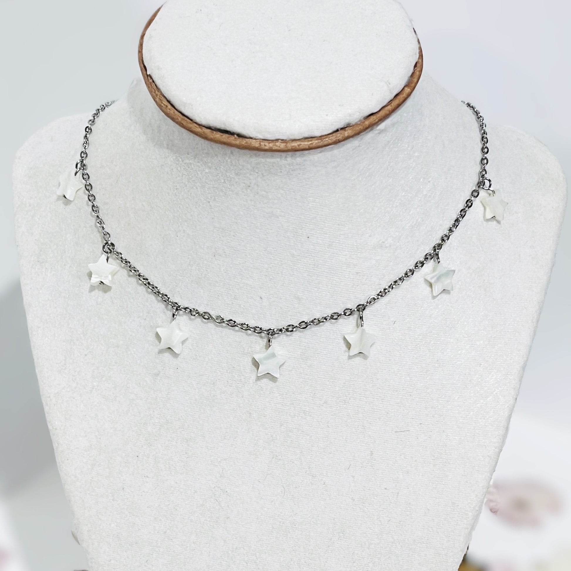 Collar en Acero Inoxidable con Estrellas de Concha Blancas - K.Beloved LLC