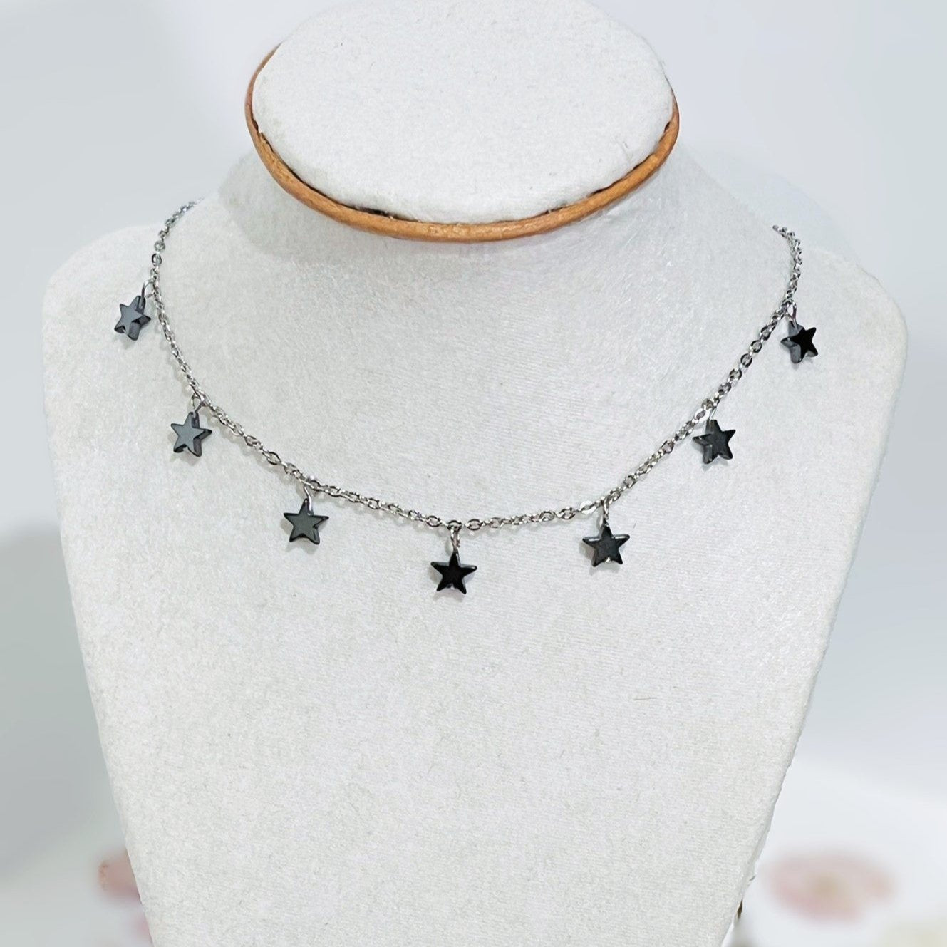 Collar en Acero Inoxidable con Estrellas de Hematite negro - K.Beloved LLC