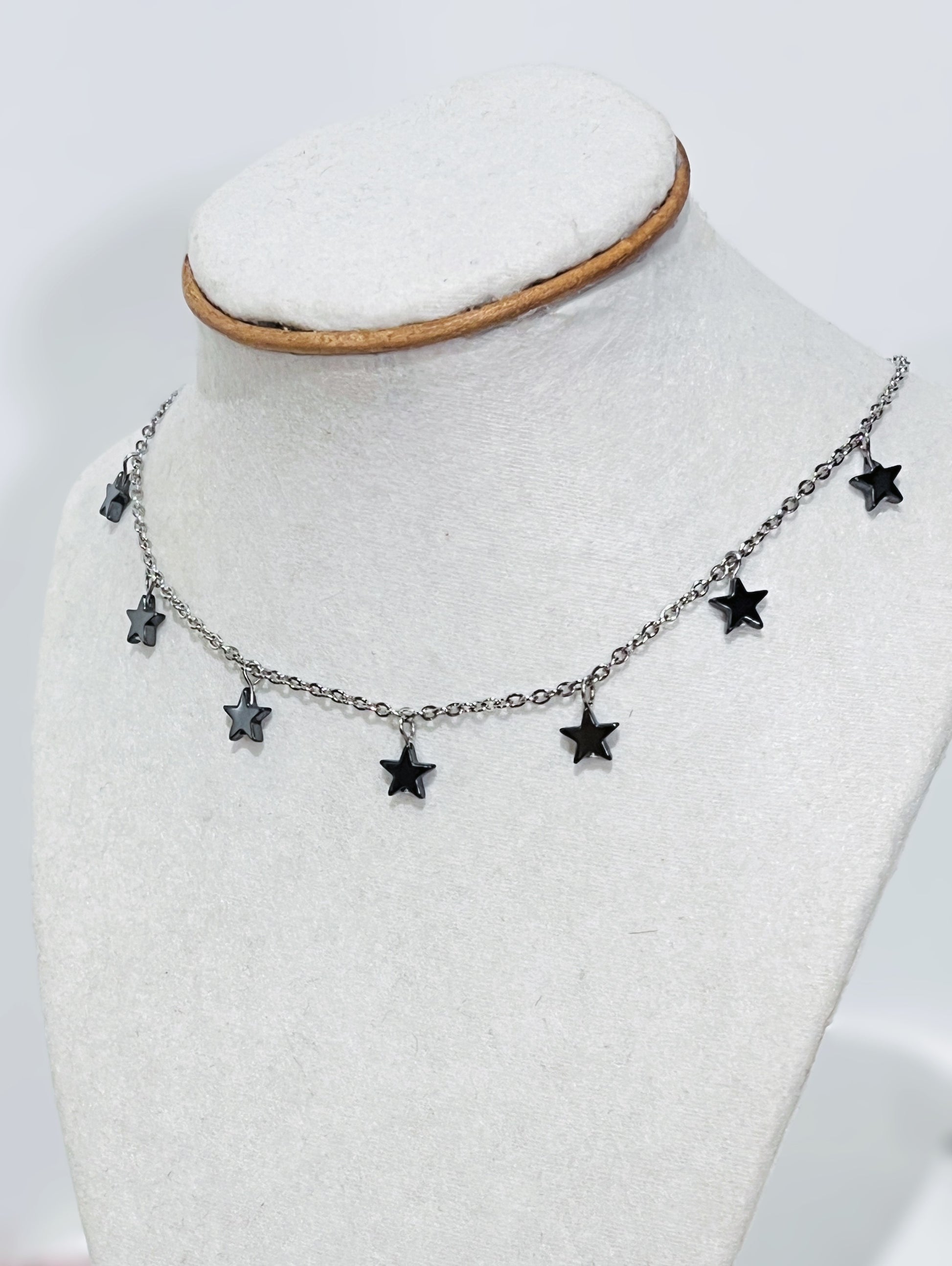Collar en Acero Inoxidable con Estrellas de Hematite negro - K.Beloved LLC