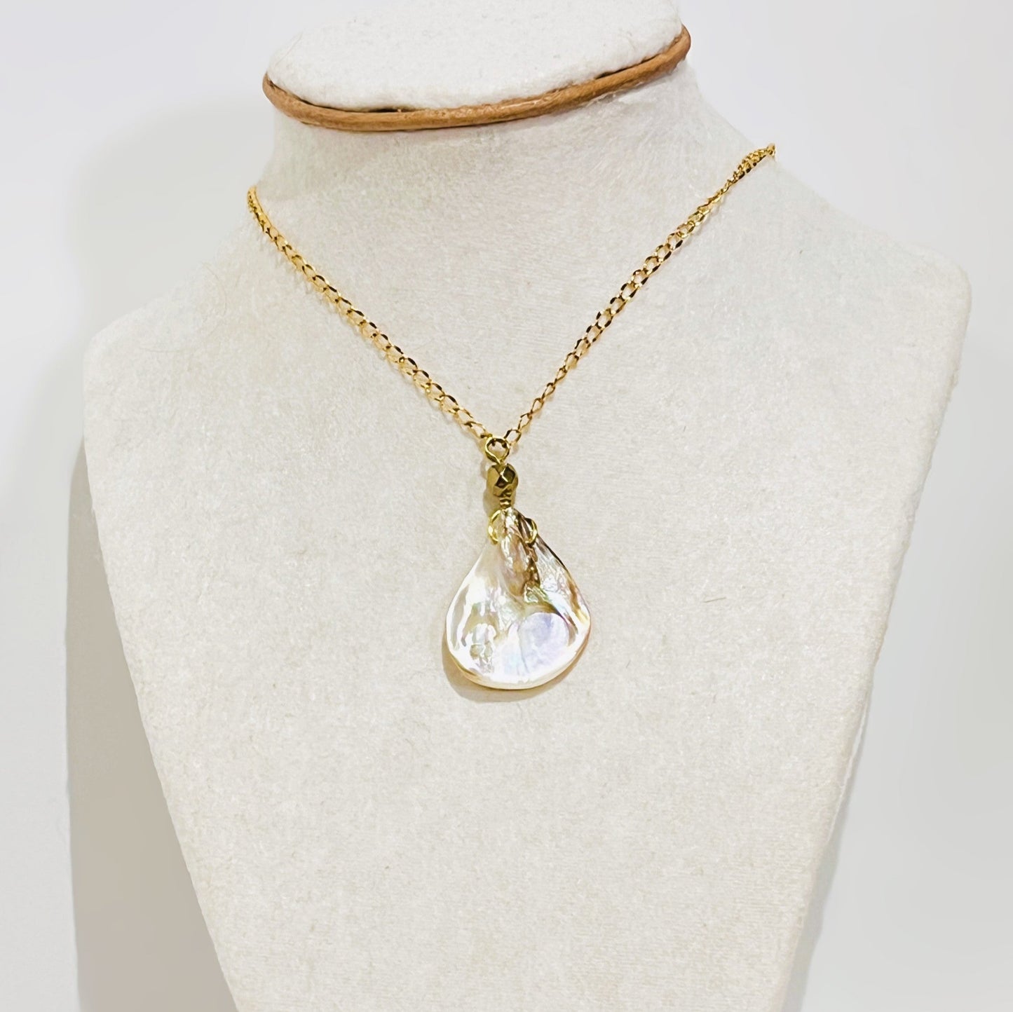 Collar en Acero Inoxidable con Colgante en Lágrima de Concha Natural - K.Beloved LLC