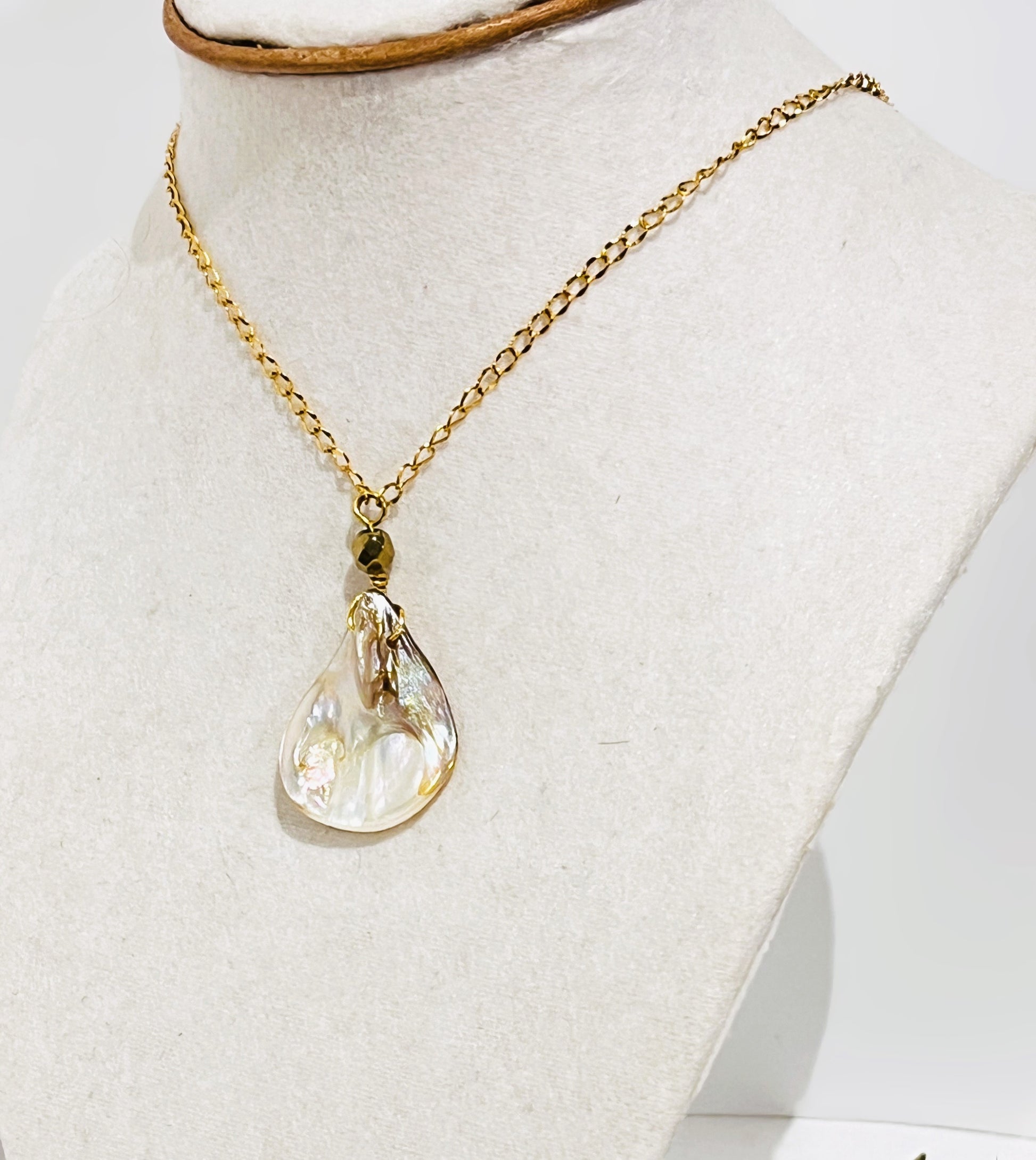 Collar en Acero Inoxidable con Colgante en Lágrima de Concha Natural - K.Beloved LLC
