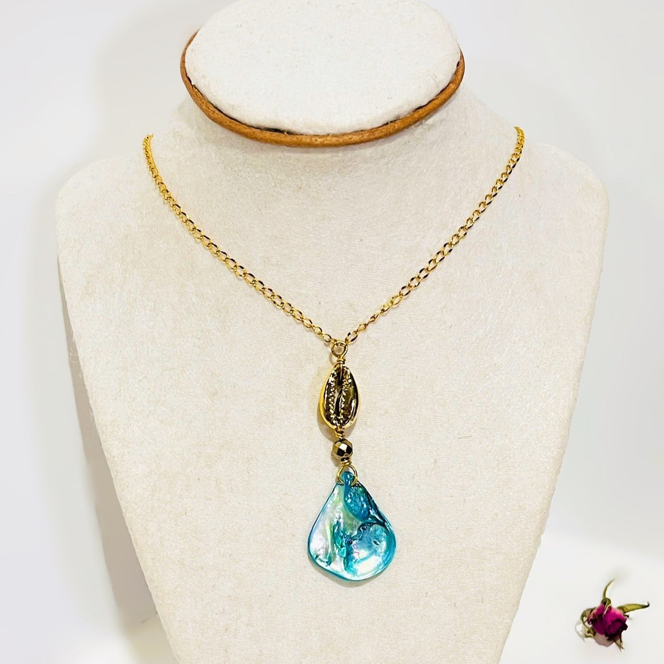 Collar en Acero Inoxidable con Colgante de Caracol dorado y Lágrima de Concha Natural Azul - K.Beloved LLC
