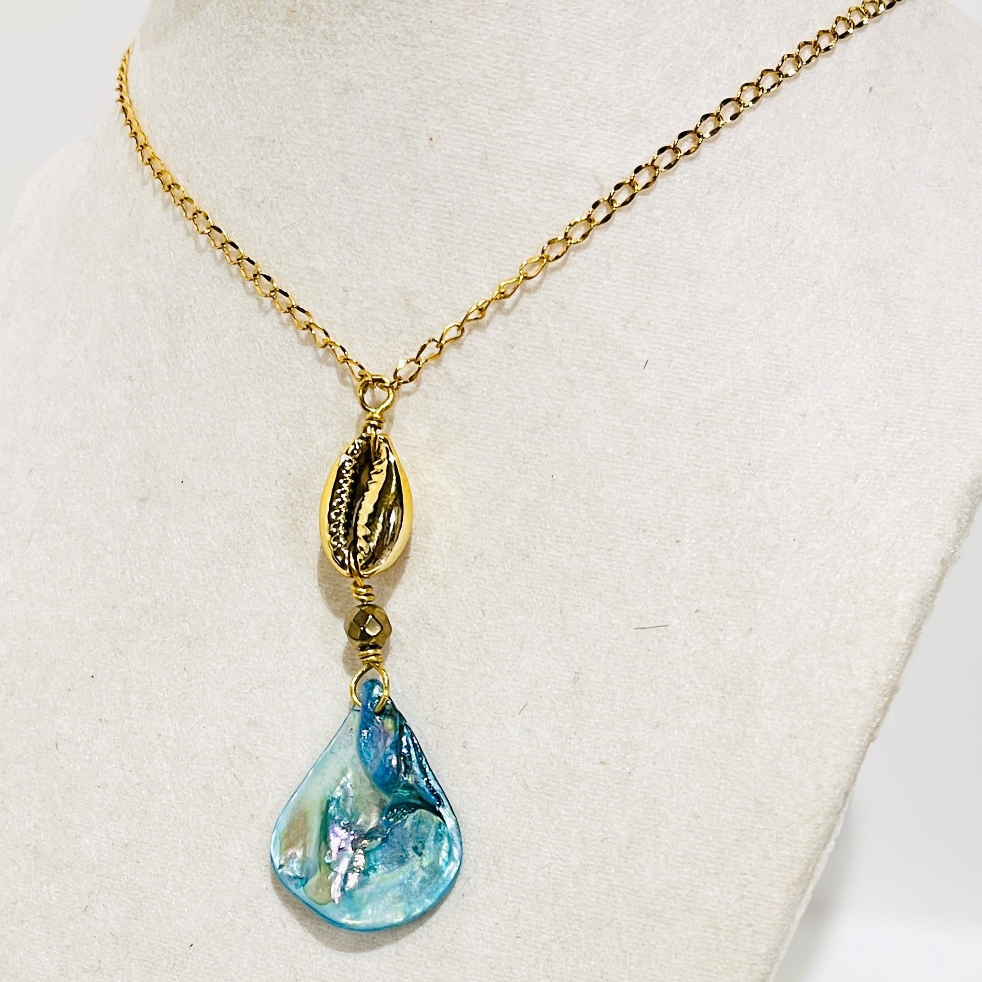 Collar en Acero Inoxidable con Colgante de Caracol dorado y Lágrima de Concha Natural Azul - K.Beloved LLC