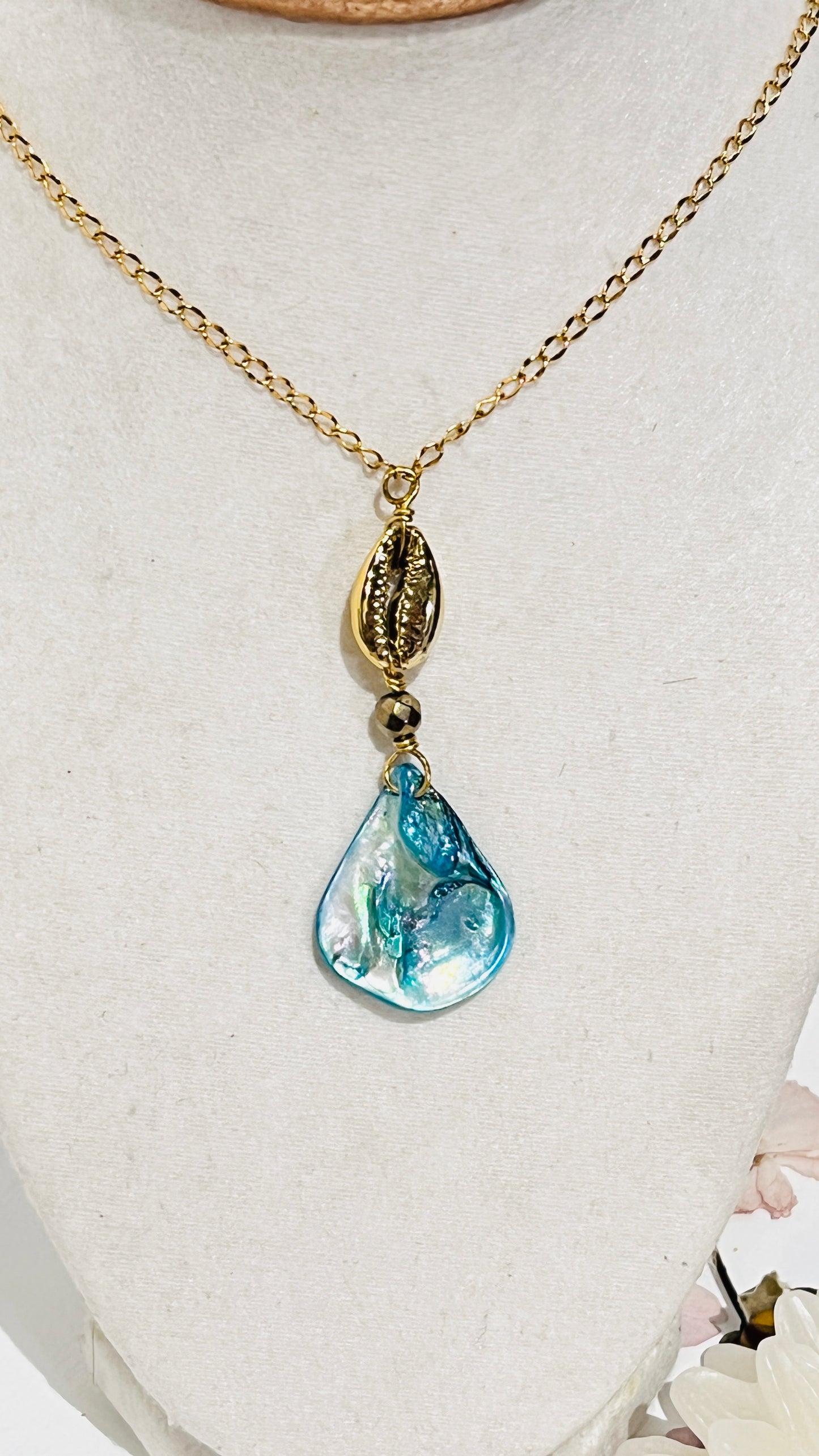 Collar en Acero Inoxidable con Colgante de Caracol dorado y Lágrima de Concha Natural Azul - K.Beloved LLC