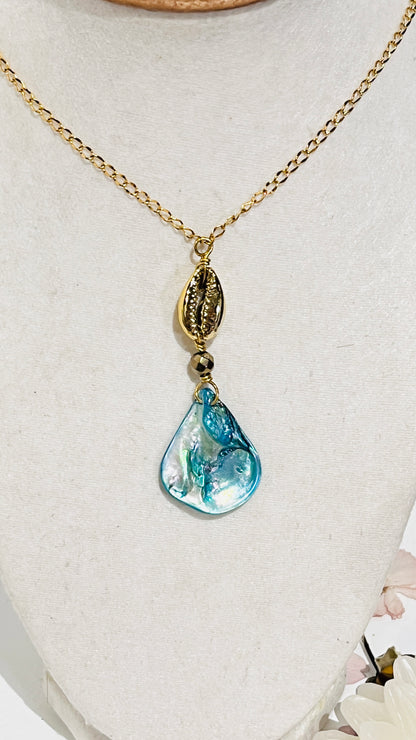 Collar en Acero Inoxidable con Colgante de Caracol dorado y Lágrima de Concha Natural Azul - K.Beloved LLC