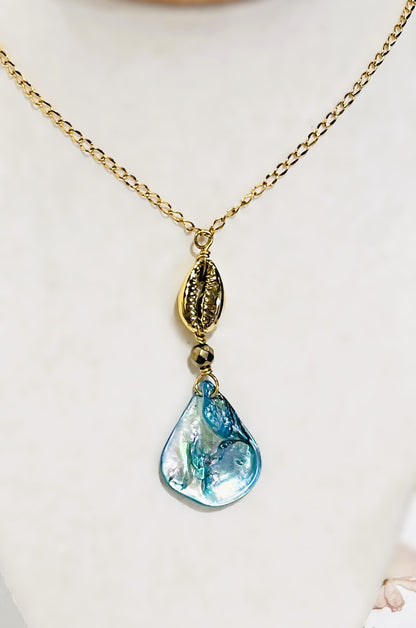 Collar en Acero Inoxidable con Colgante de Caracol dorado y Lágrima de Concha Natural Azul - K.Beloved LLC