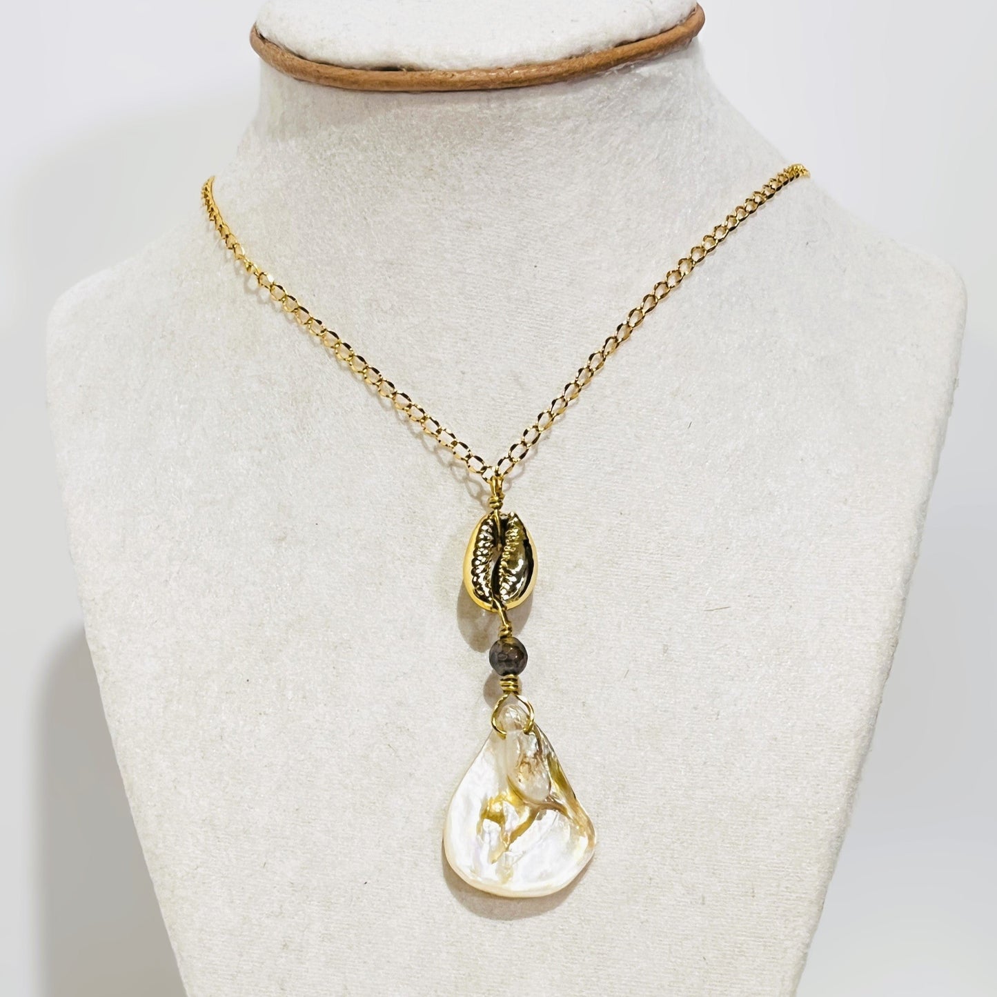 Collar en Acero inoxidable con Colgante con  Caracol Natural y Lágrima de Concha Natural - K.Beloved LLC