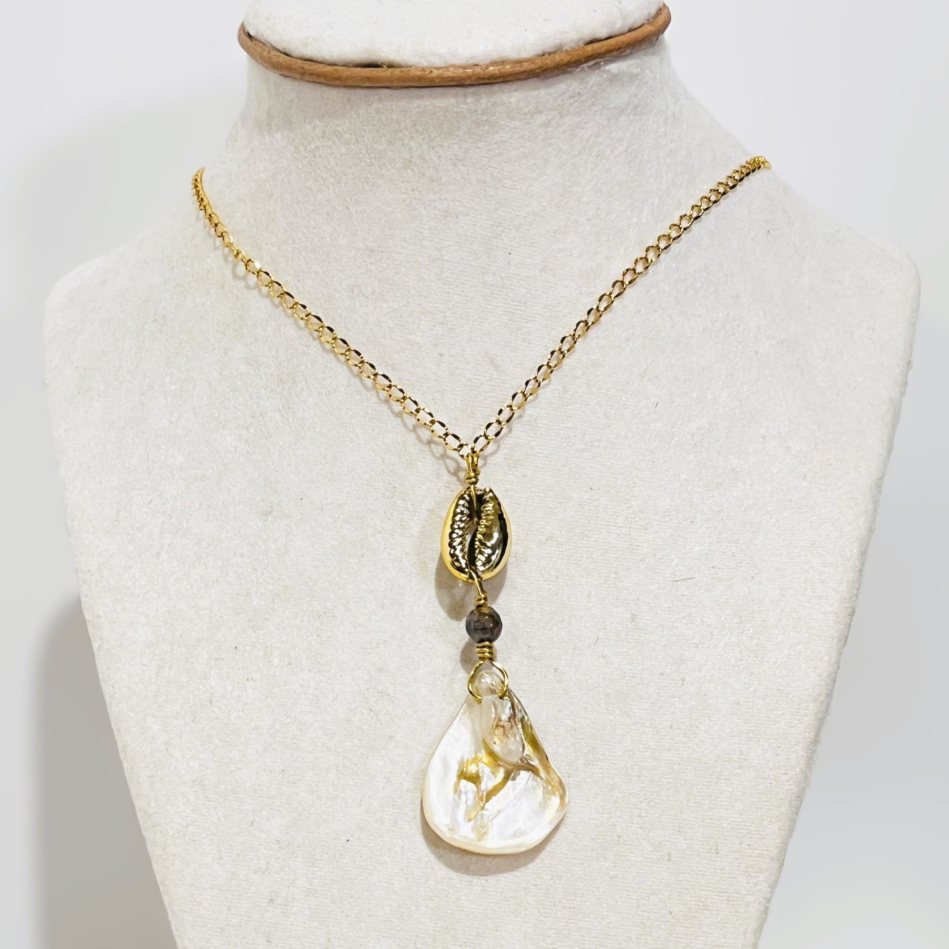Collar en Acero inoxidable con Colgante con  Caracol Natural y Lágrima de Concha Natural - K.Beloved LLC