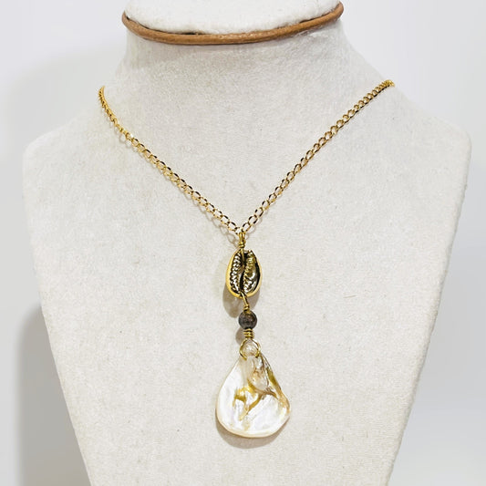 Collar en Acero inoxidable con Colgante con  Caracol Natural y Lágrima de Concha Natural - K.Beloved LLC