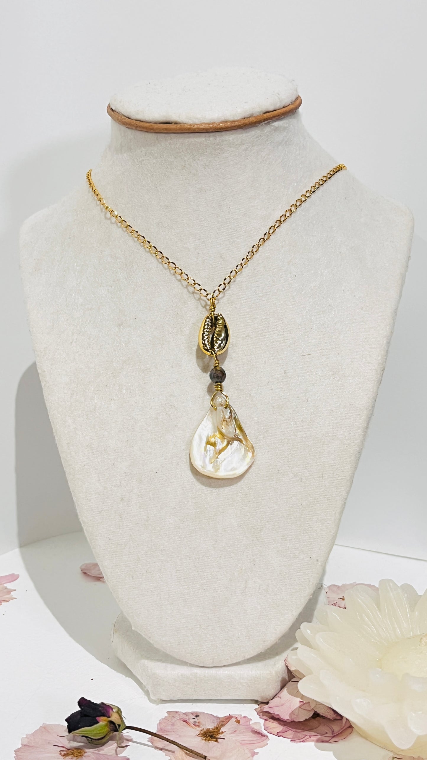 Collar en Acero inoxidable con Colgante con  Caracol Natural y Lágrima de Concha Natural - K.Beloved LLC