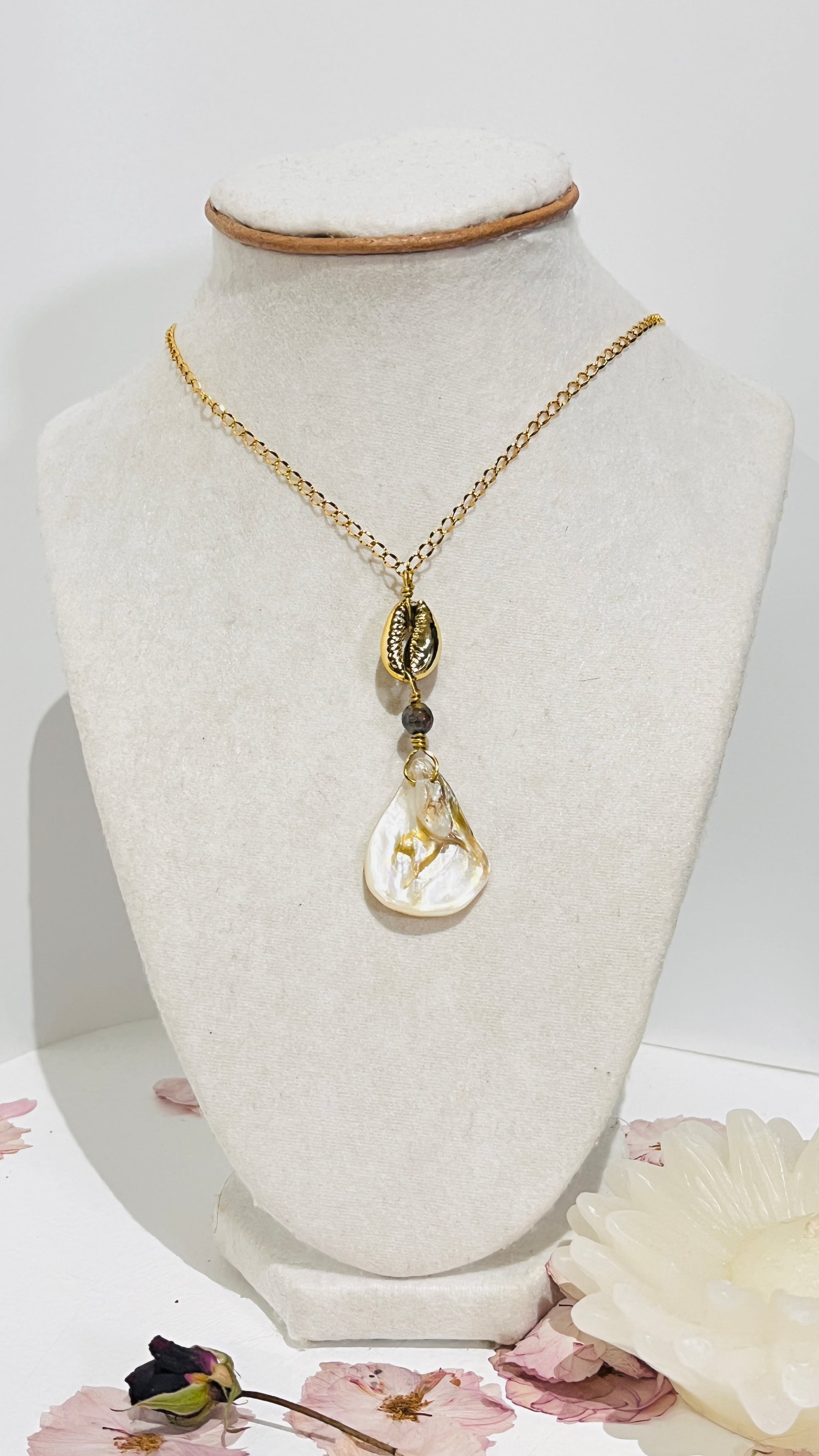 Collar en Acero inoxidable con Colgante con  Caracol Natural y Lágrima de Concha Natural - K.Beloved LLC
