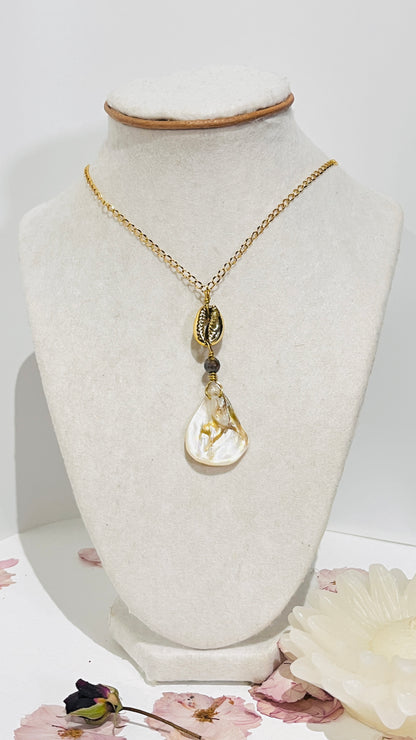 Collar en Acero inoxidable con Colgante con  Caracol Natural y Lágrima de Concha Natural - K.Beloved LLC