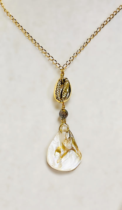 Collar en Acero inoxidable con Colgante con  Caracol Natural y Lágrima de Concha Natural - K.Beloved LLC