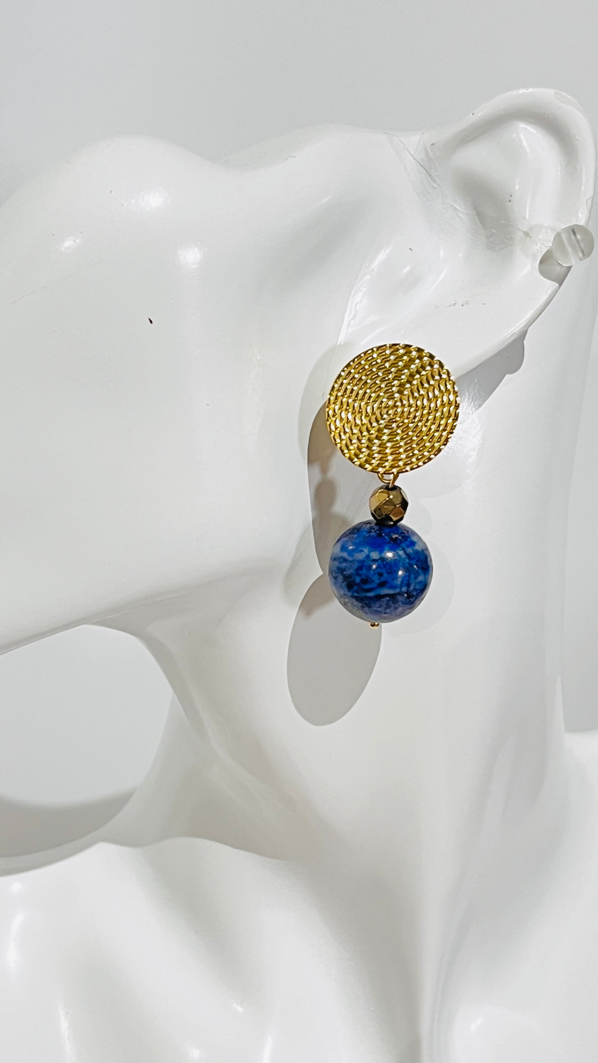 Aretes Bohemio redondo en Acero Inoxidable Dorado con Piedra lapis Lazuli - K.Beloved LLC