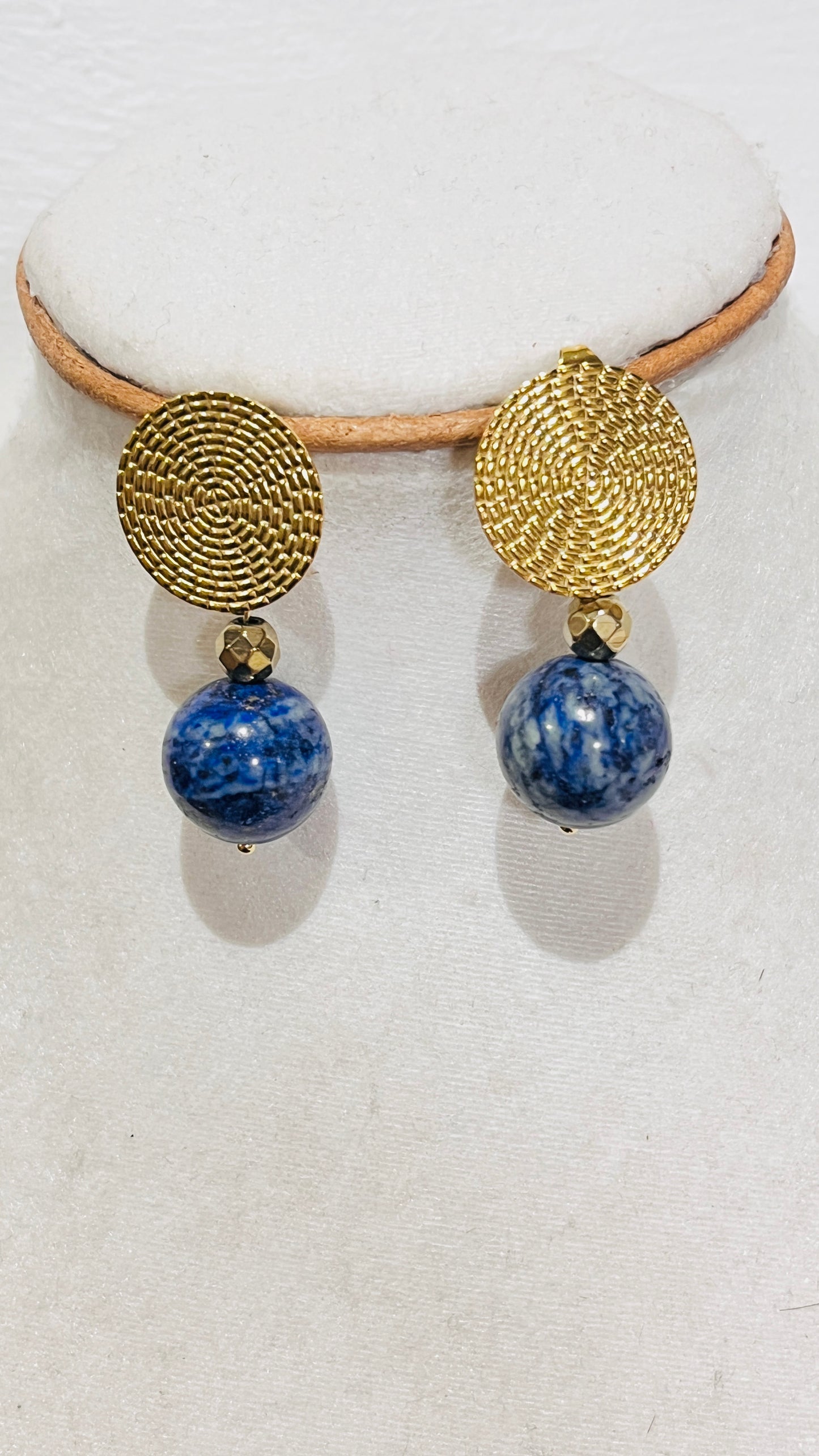 Aretes Bohemio redondo en Acero Inoxidable Dorado con Piedra lapis Lazuli - K.Beloved LLC