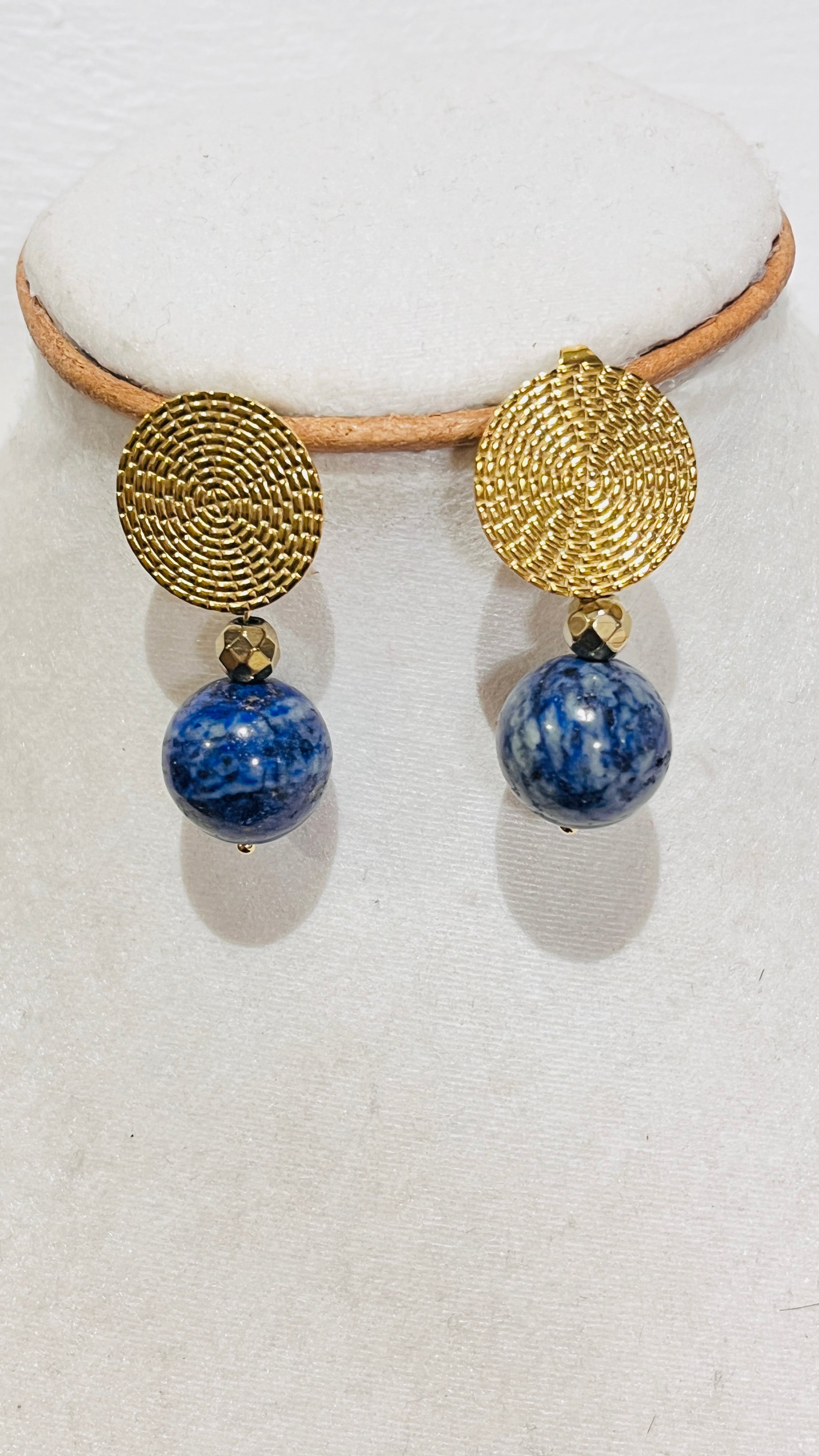 Aretes Bohemio redondo en Acero Inoxidable Dorado con Piedra lapis Lazuli - K.Beloved LLC