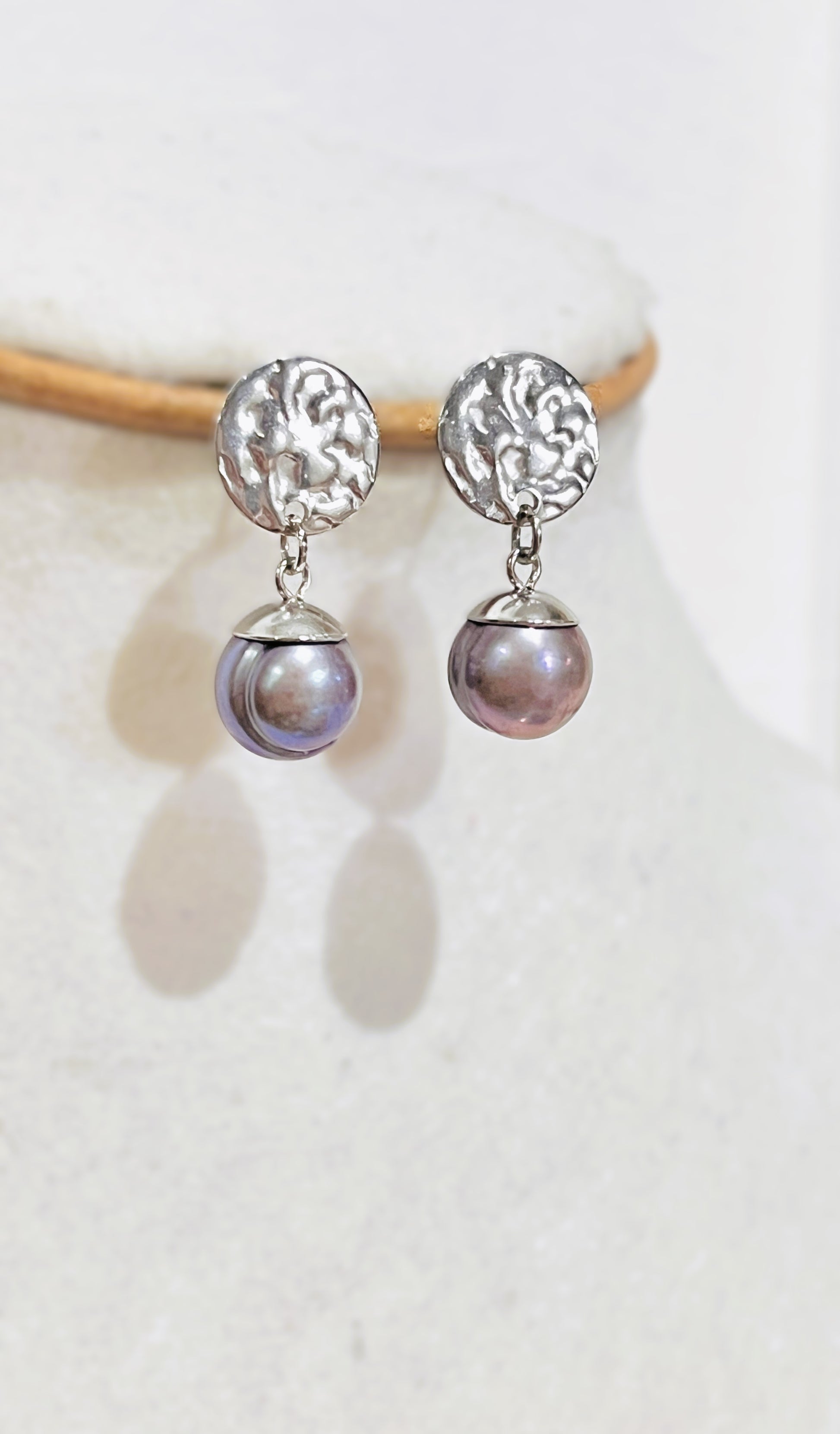 Delicado Aretes de Perlas Tahiti - K.Beloved LLC