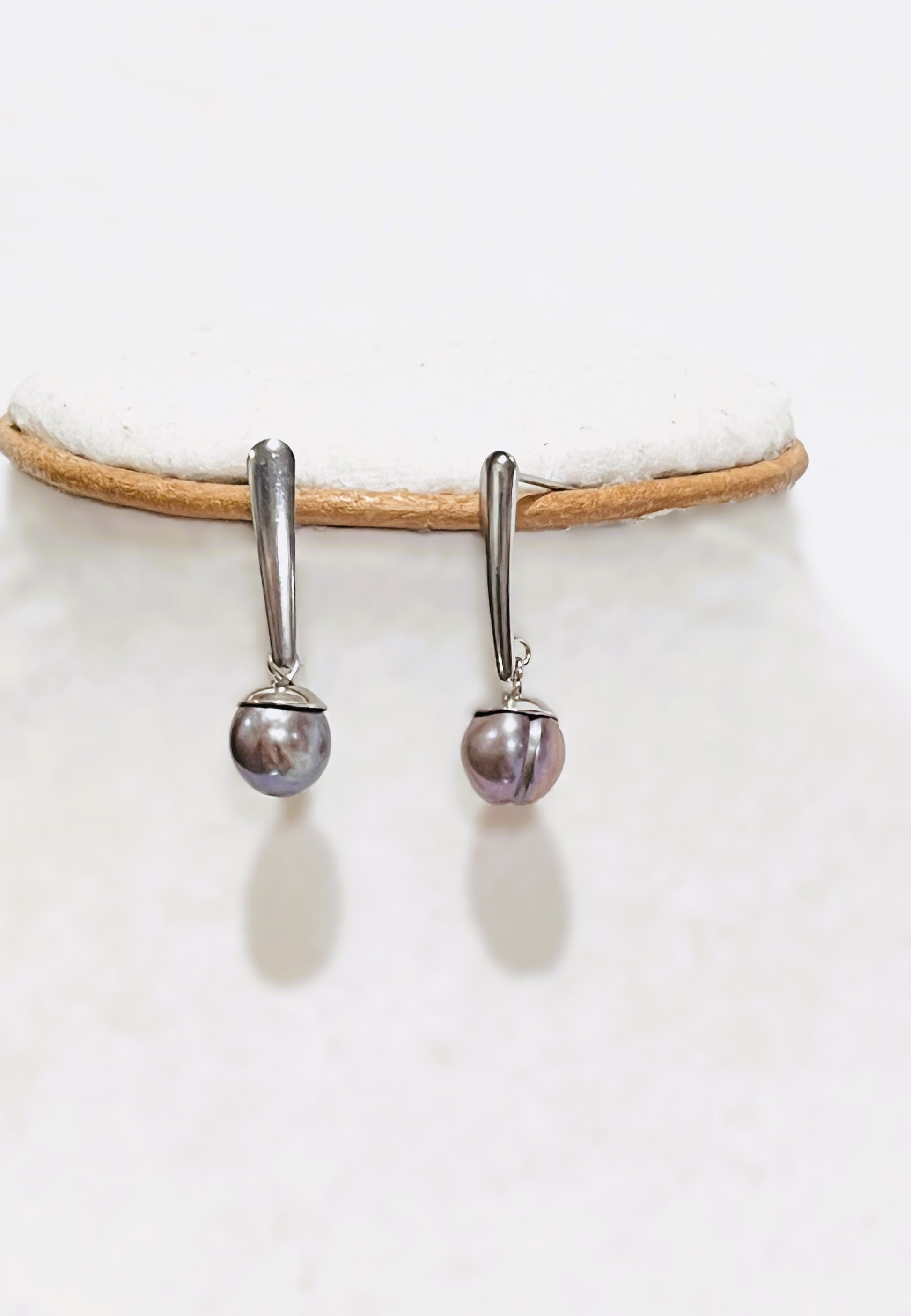 Aretes en Acero Inoxidable Perlas Tahiti - K.Beloved LLC