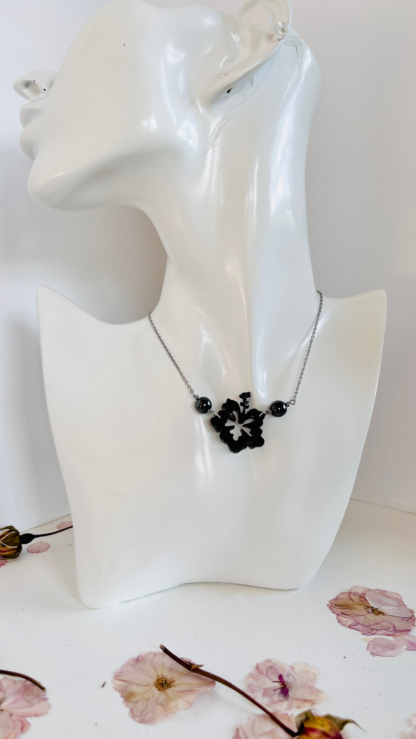 Collar  , en Acero Inoxidable con Flor Grande Maga en Resina Negro con Piedra Hematite Negro Plomo - K.Beloved LLC