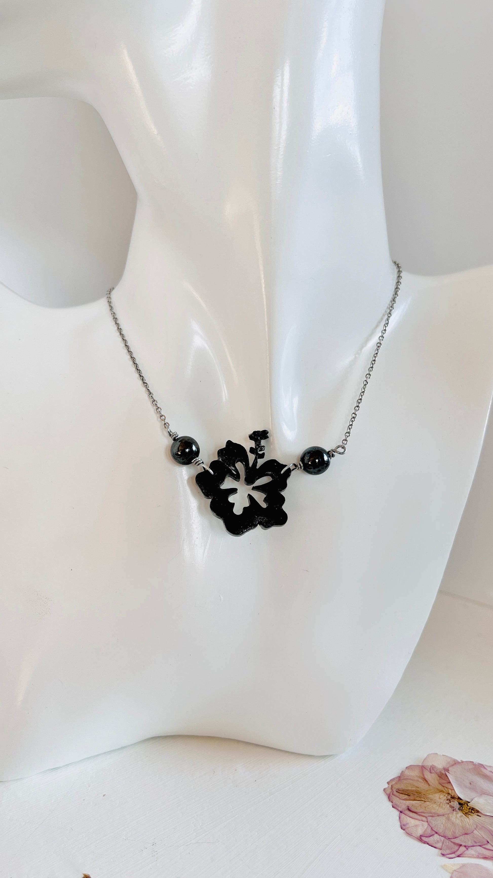 Collar Unisex , en Acero Inoxidable con Flor Grande  Maga en Resina Negro con Piedra Agate negra - K.Beloved LLC