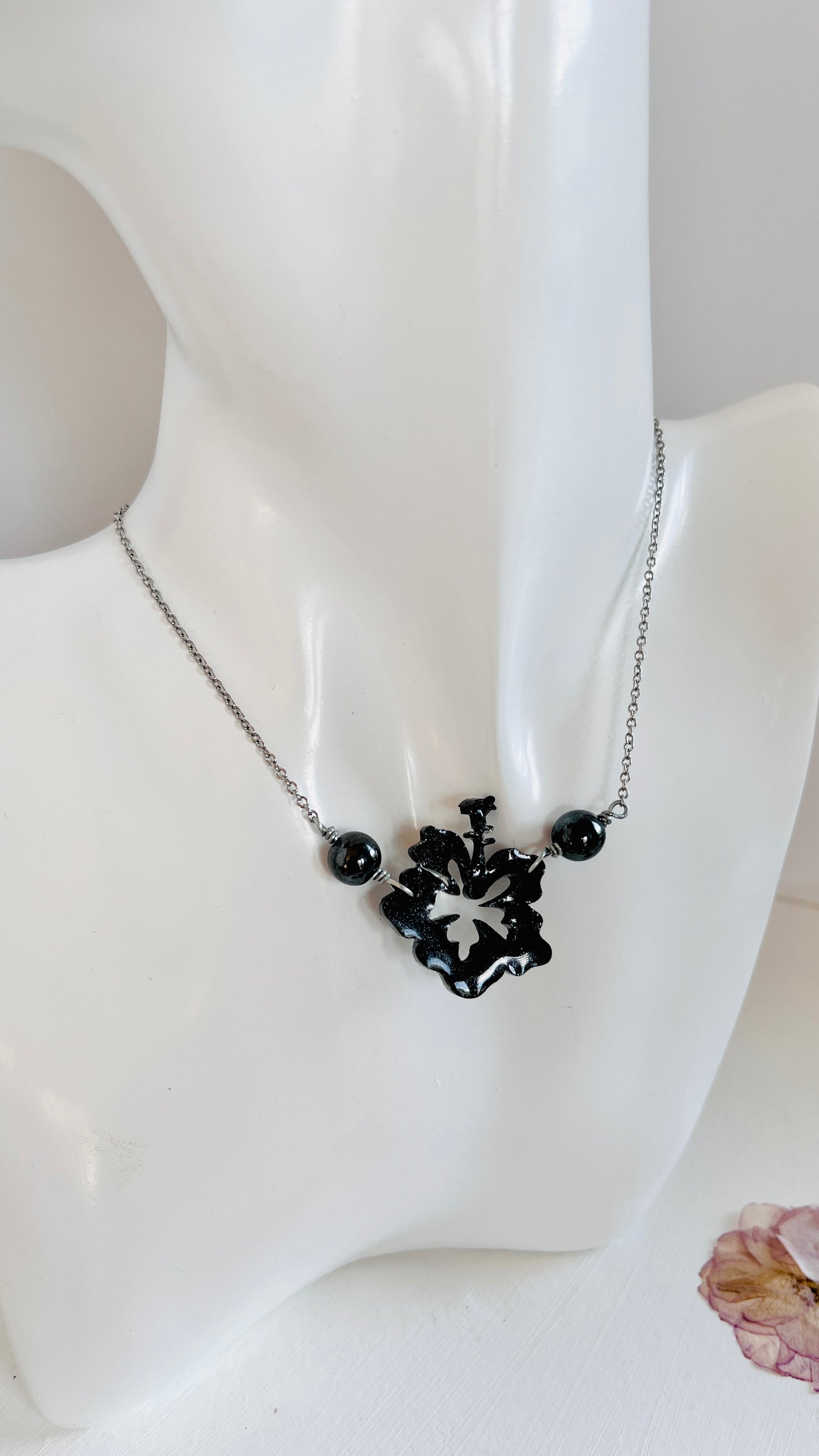 Collar  , en Acero Inoxidable con Flor Grande Maga en Resina Negro con Piedra Hematite Negro Plomo - K.Beloved LLC