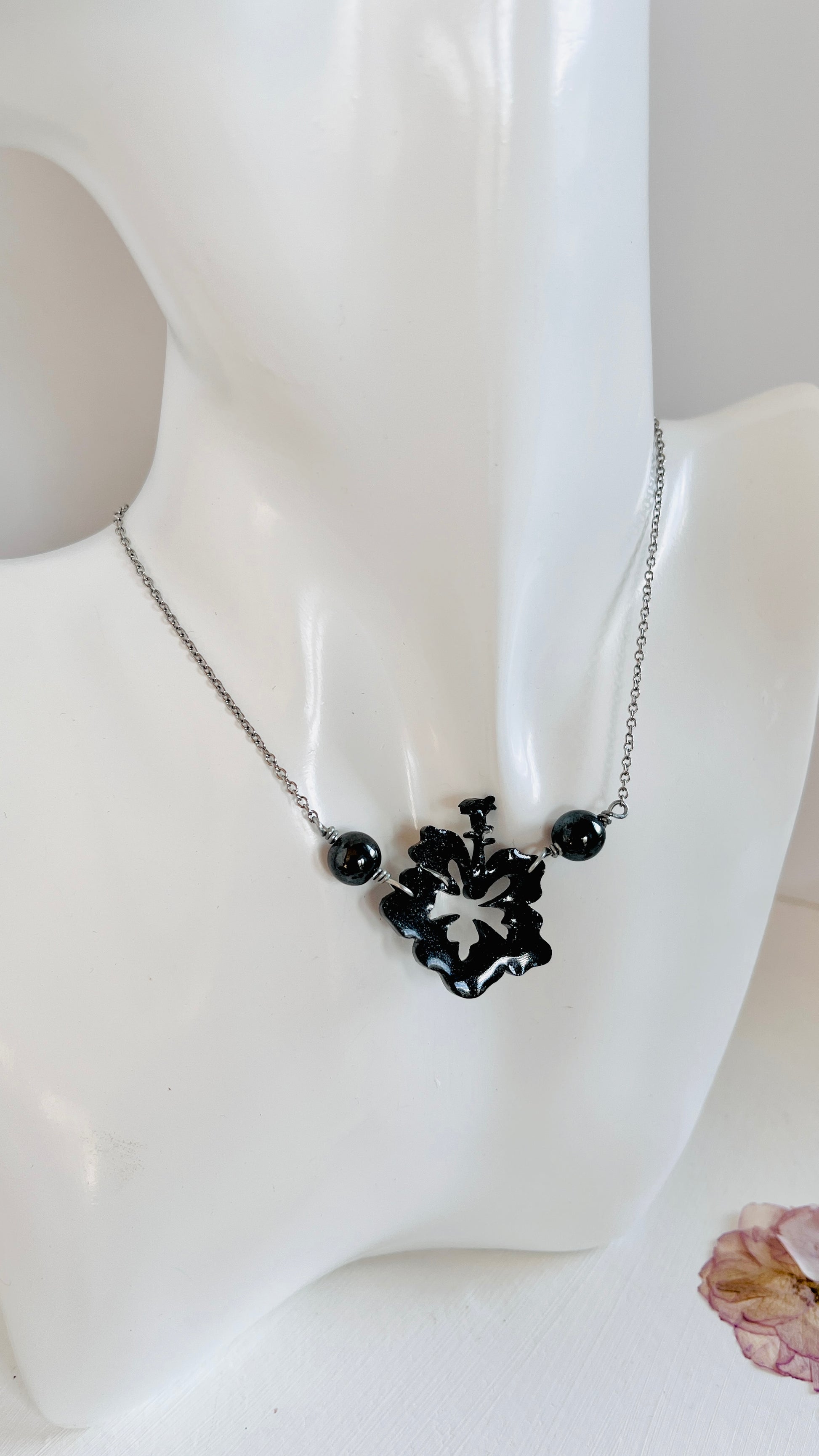 Collar  , en Acero Inoxidable con Flor Grande Maga en Resina Negro con Piedra Hematite Negro Plomo - K.Beloved LLC