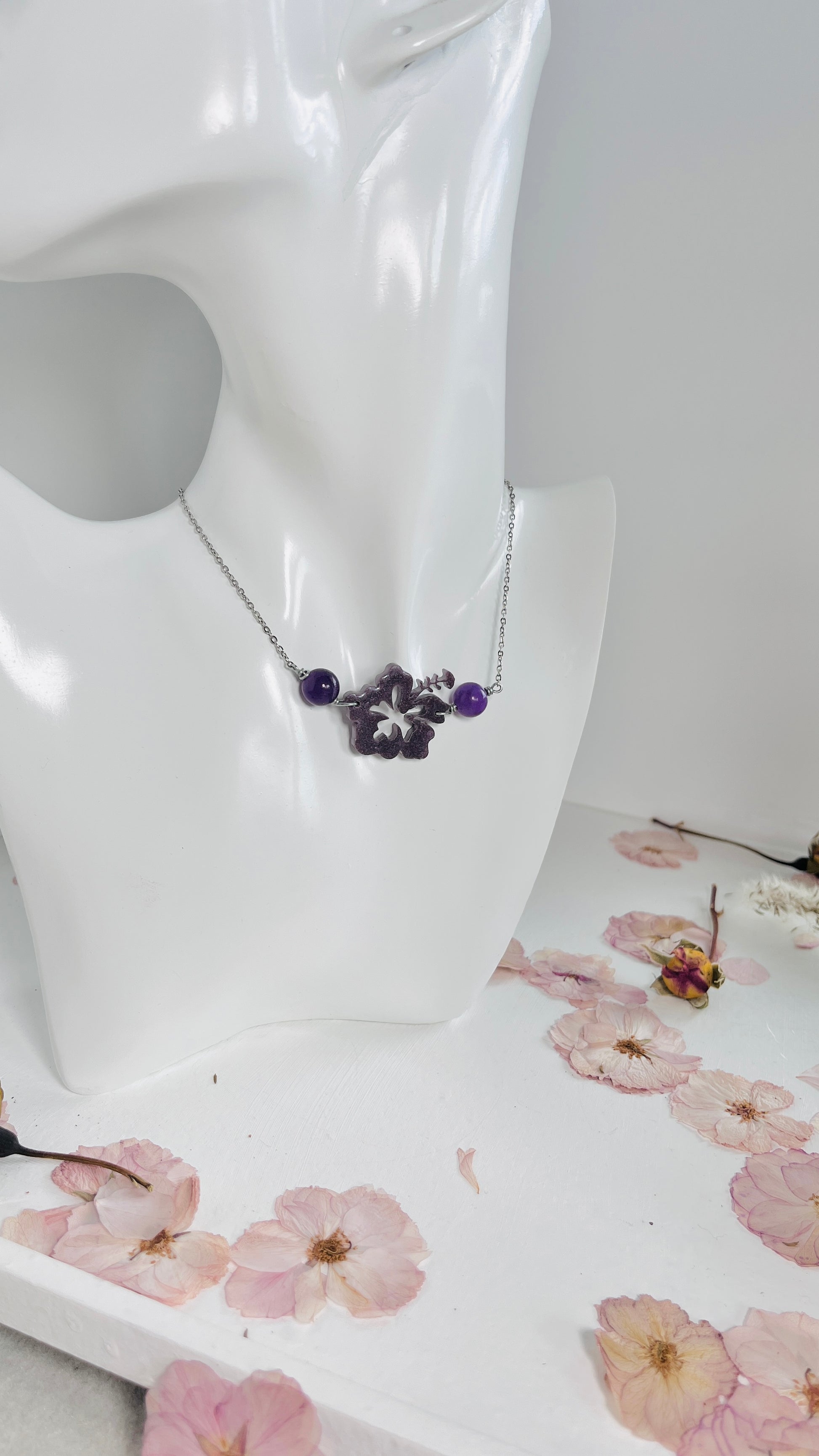 Collar en Acero Inoxidable  Flor Maga en Resina Violeta y Cuarzo Violeta - K.Beloved LLC
