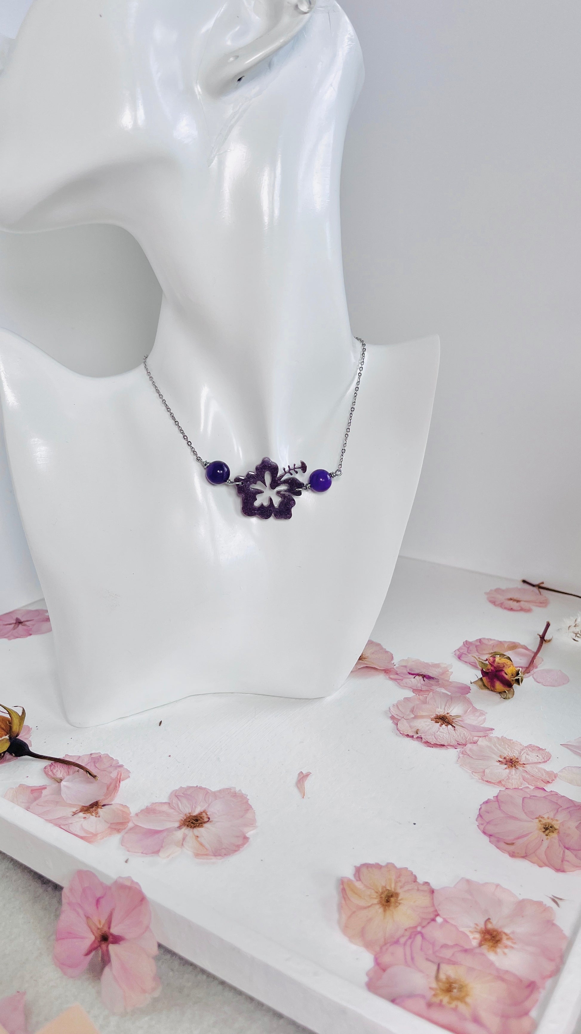 Collar en Acero Inoxidable  Flor Maga en Resina Violeta y Cuarzo Violeta - K.Beloved LLC
