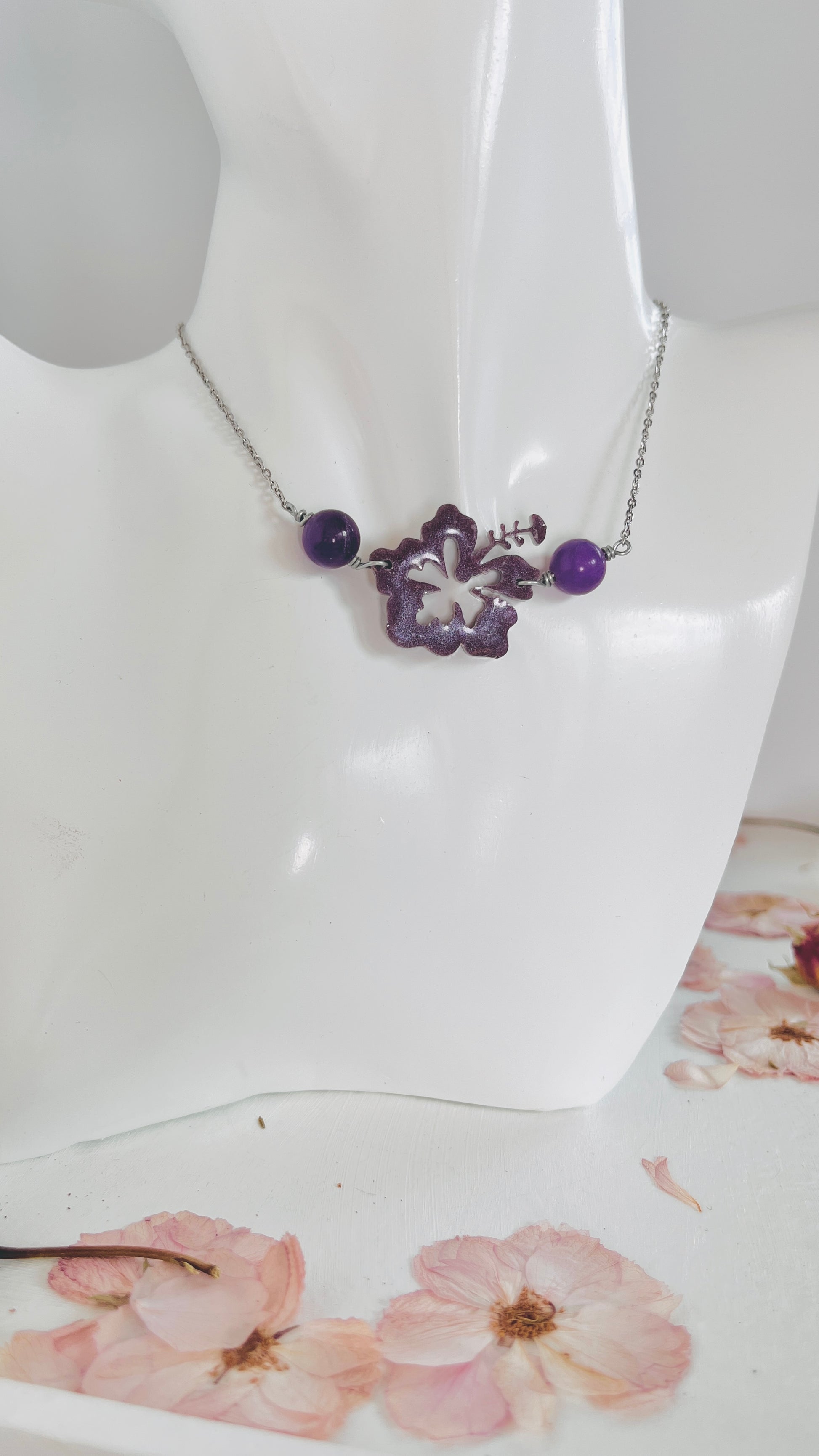 Collar en Acero Inoxidable  Flor Maga en Resina Violeta y Cuarzo Violeta - K.Beloved LLC