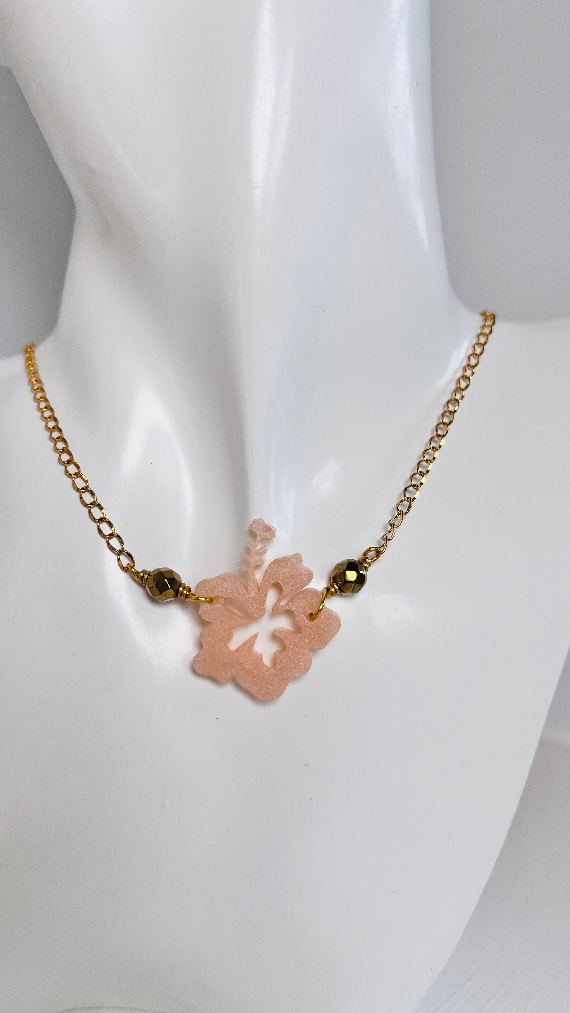 Collar en Acero Inoxidable conla Flor Maga en Resina color Pastel durazno con Piedra Hematite dorado - K.Beloved LLC