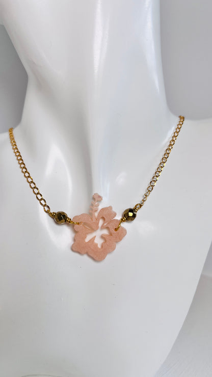Collar en Acero Inoxidable conla Flor Maga en Resina color Pastel durazno con Piedra Hematite dorado - K.Beloved LLC