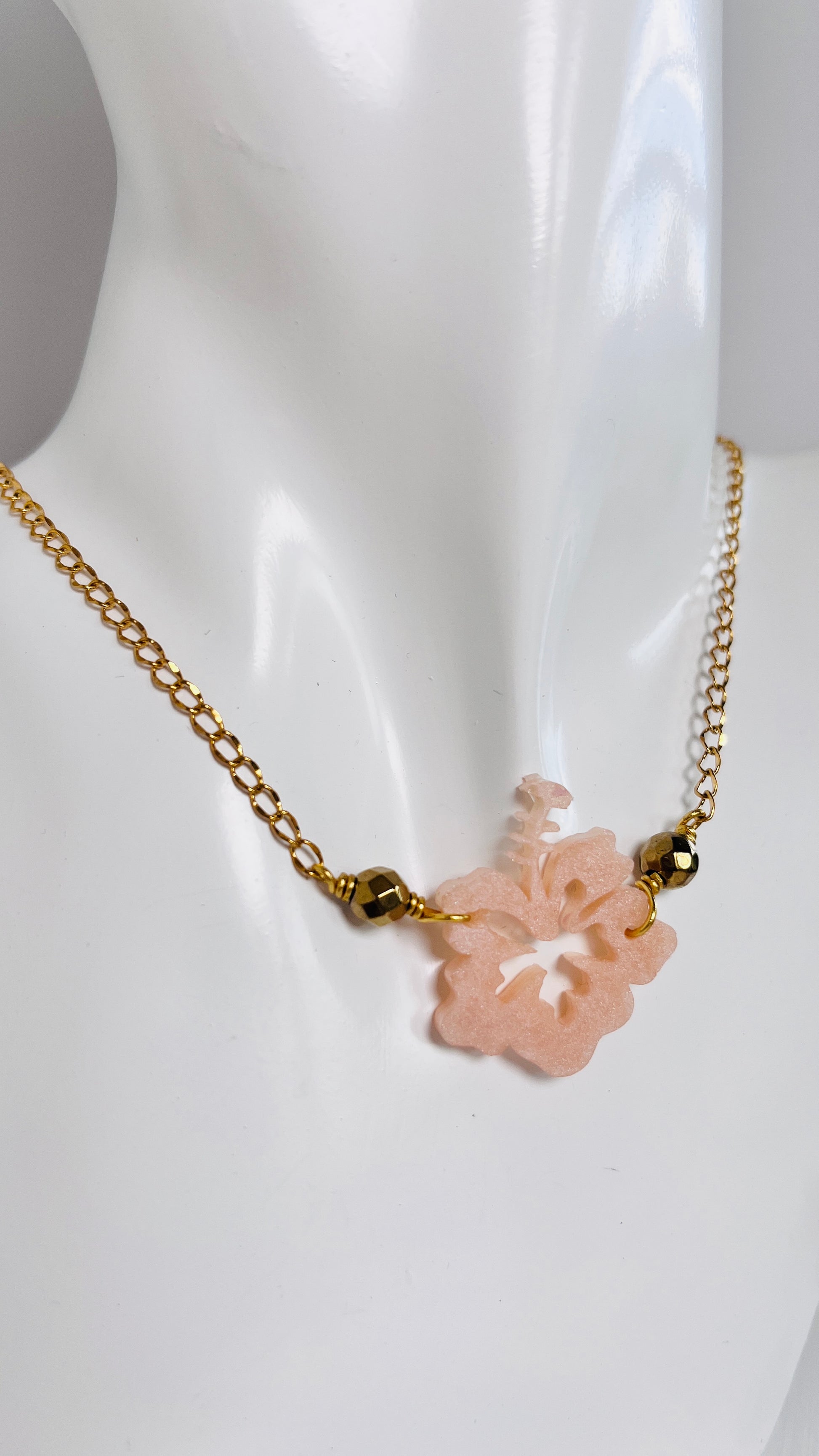 Collar en Acero Inoxidable conla Flor Maga en Resina color Pastel durazno con Piedra Hematite dorado - K.Beloved LLC