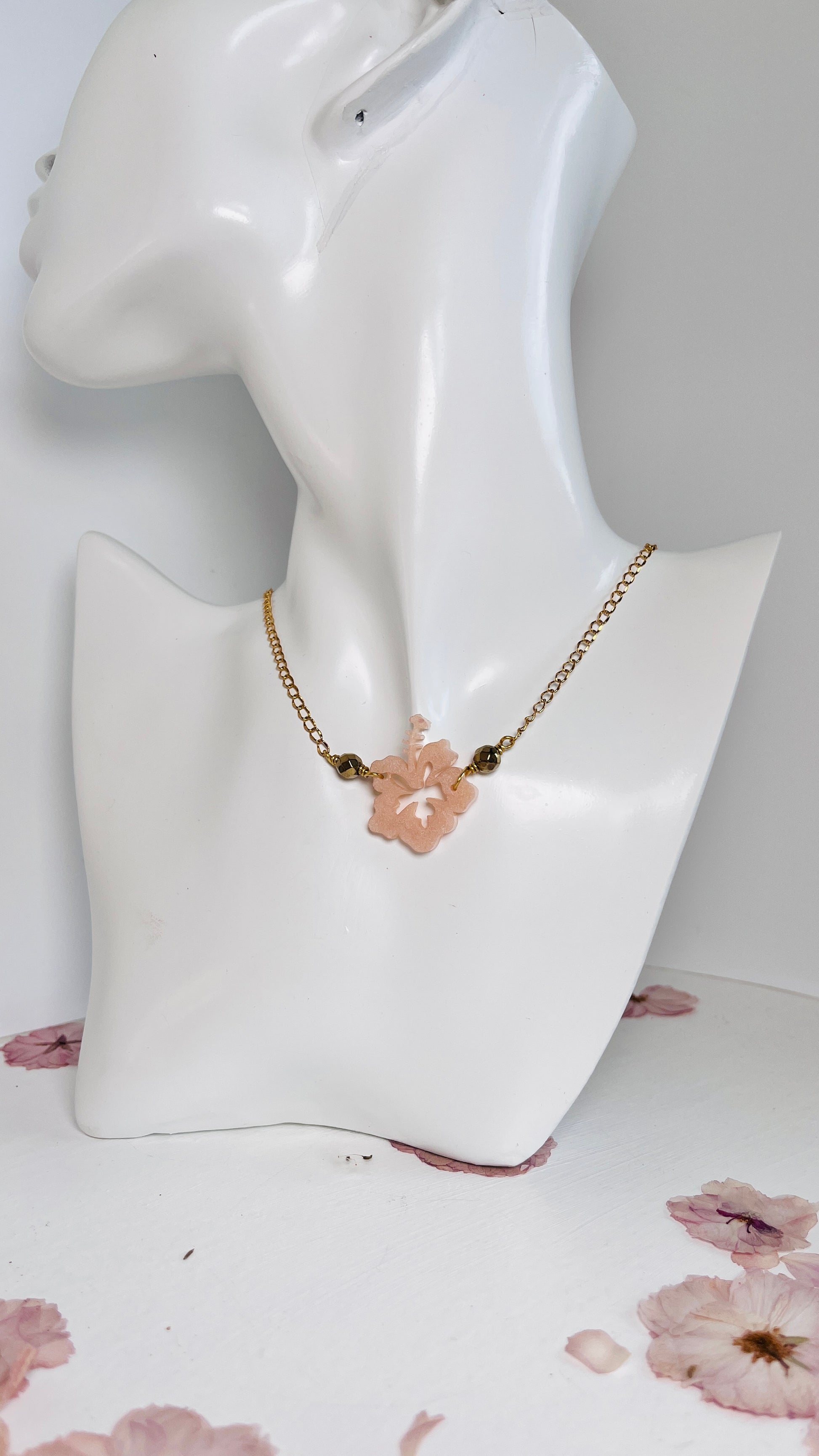Collar en Acero Inoxidable conla Flor Maga en Resina color Pastel durazno con Piedra Hematite dorado - K.Beloved LLC