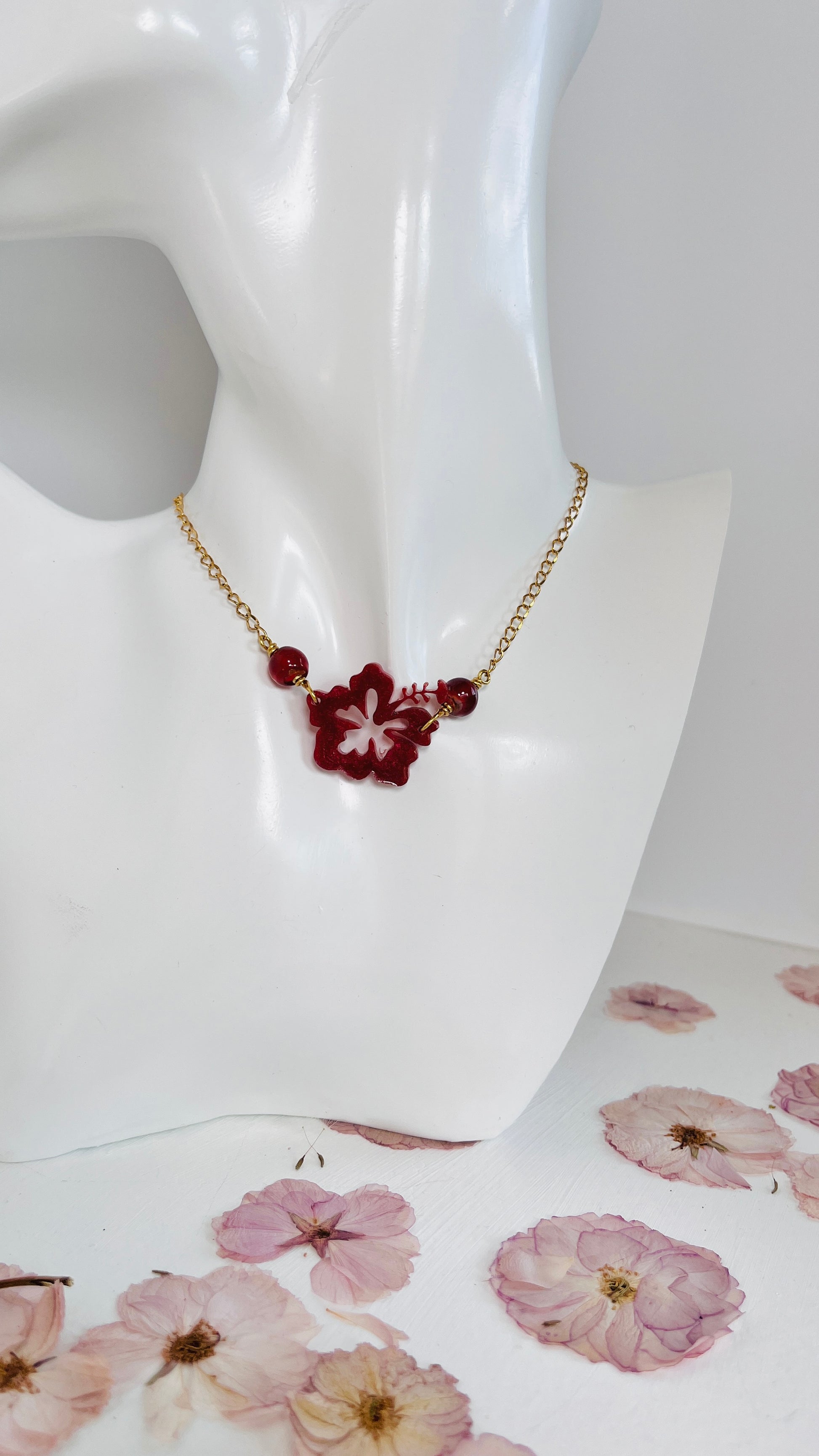 Collar en Acero Inoxidable en dorado con Flor Maga en Resina en color Rojo Oscuro - K.Beloved LLC