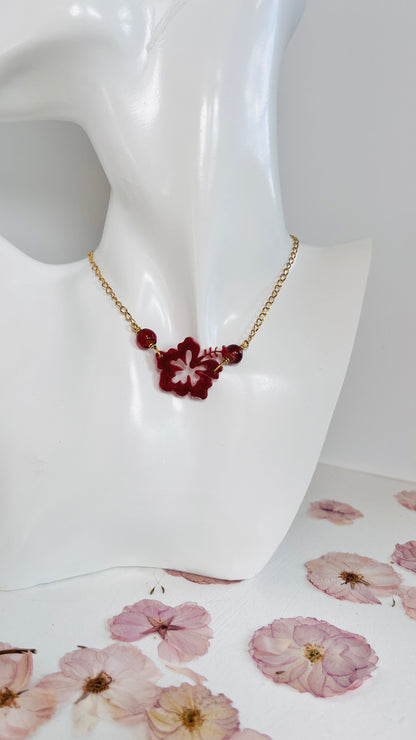 Collar en Acero Inoxidable en dorado con Flor Maga en Resina en color Rojo Oscuro - K.Beloved LLC