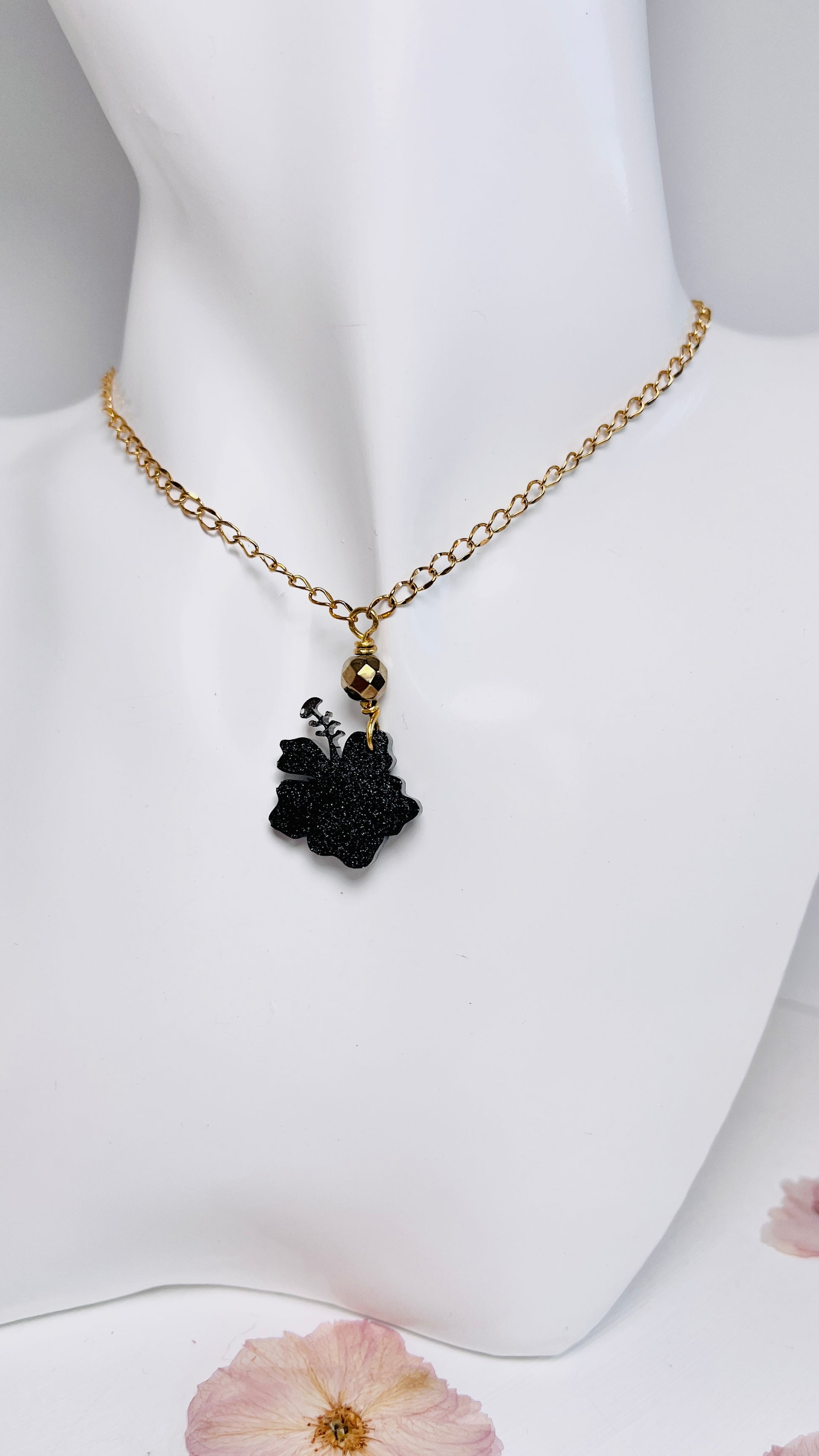 Collar en Acero Inoxidable 316 , con Colgante en Resina Flor Maga - K.Beloved LLC