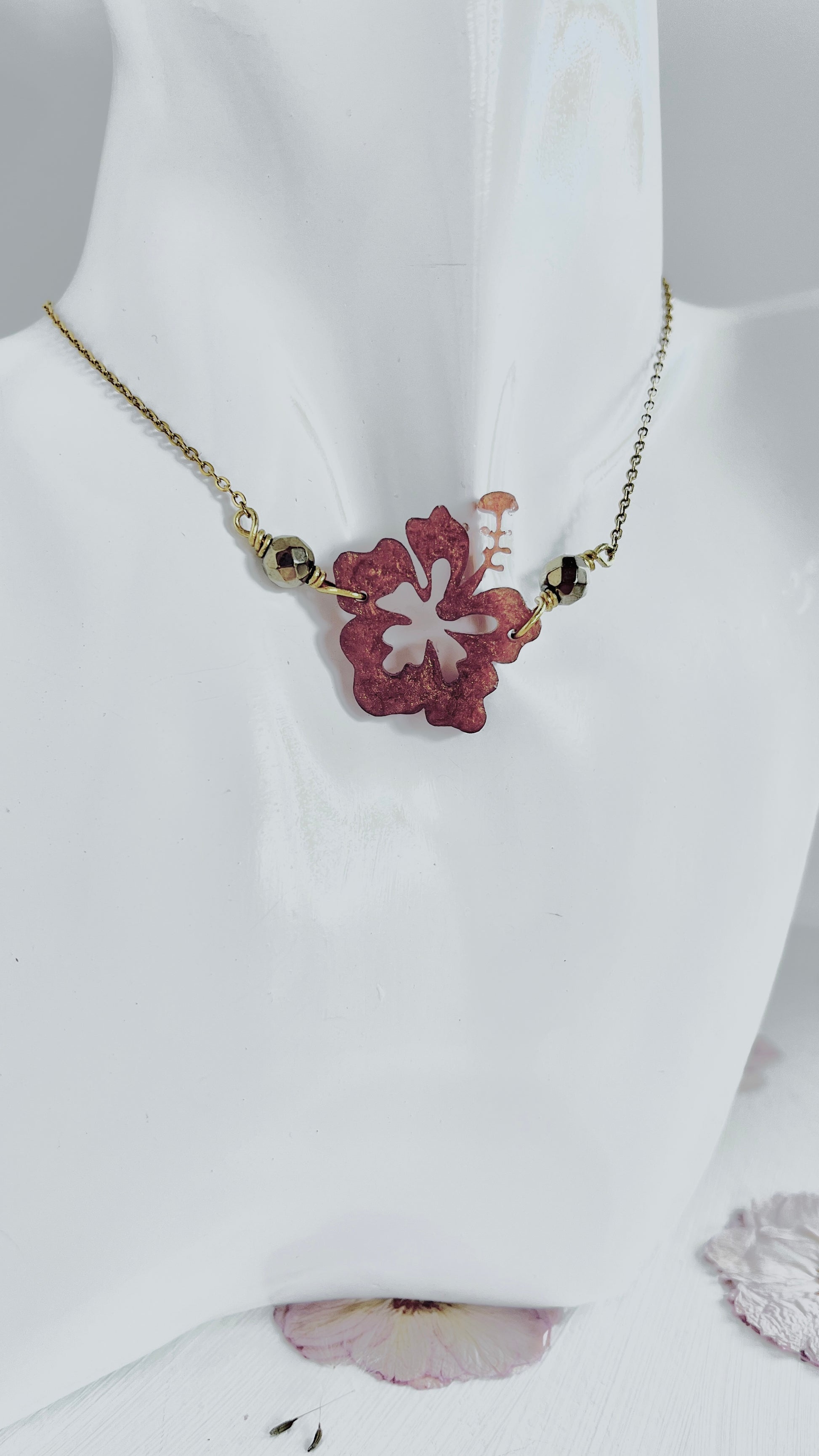 Collar en Acero Inoxidable con La Flor Maga en Resina color Marron con Piedra Hematite Dorado - K.Beloved LLC