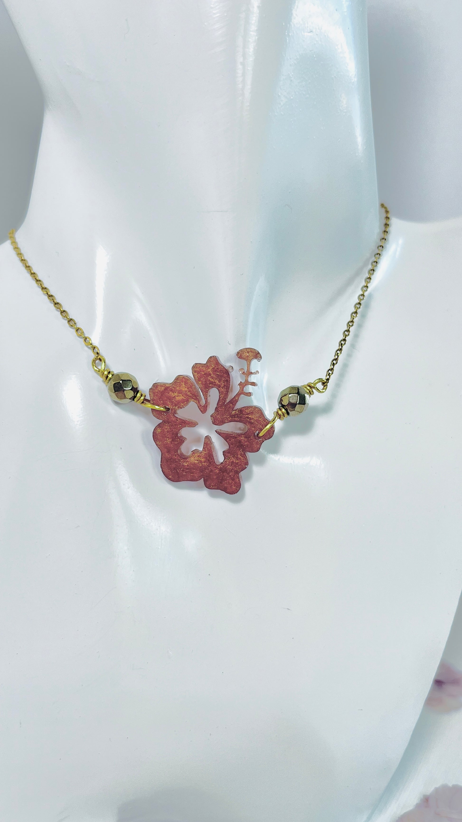 Collar en Acero Inoxidable en dorado con Flor Maga en Resina en color Rojo Oscuro - K.Beloved LLC