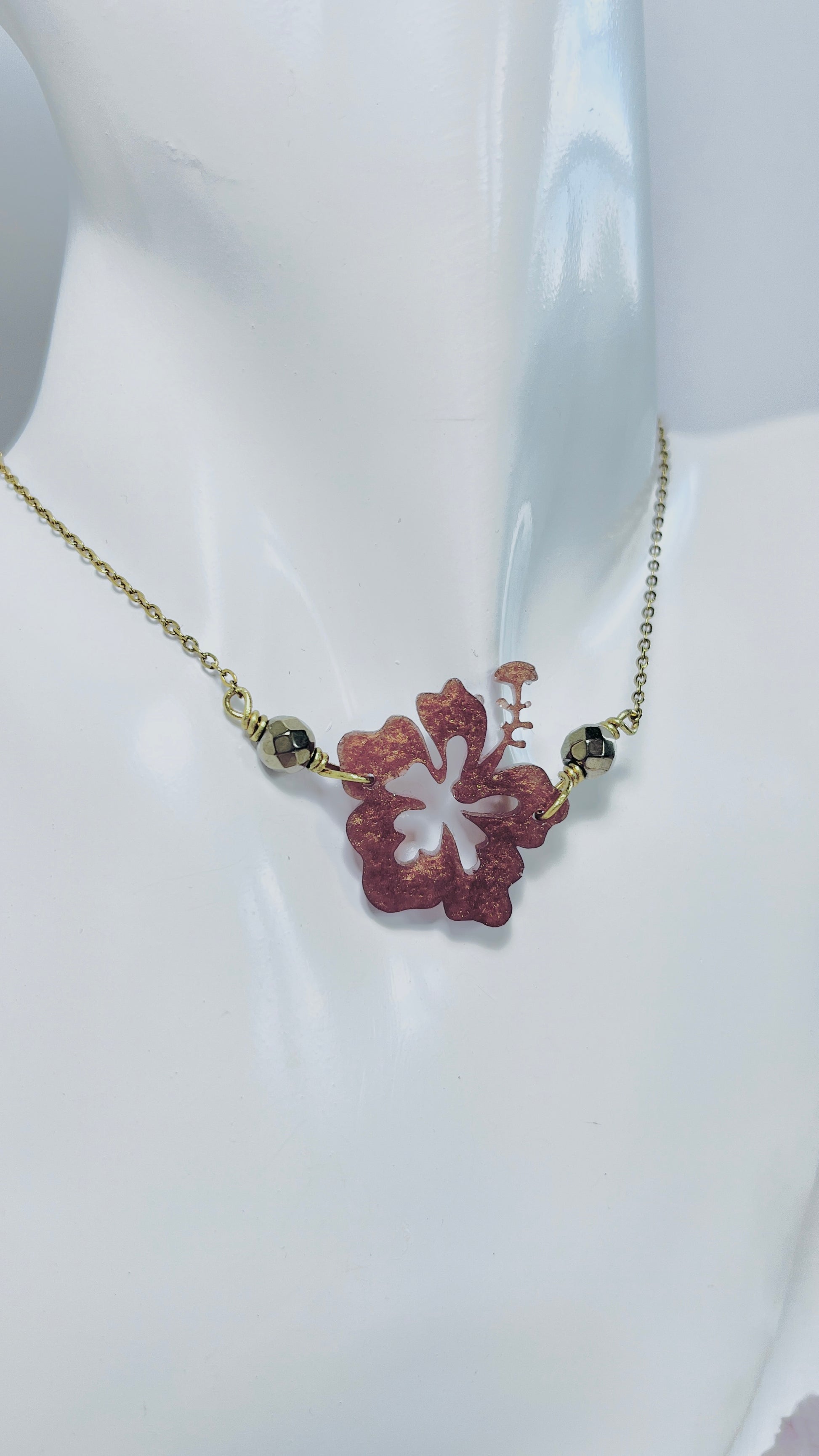 Collar en Acero Inoxidable con La Flor Maga en Resina color Marron con Piedra Hematite Dorado - K.Beloved LLC