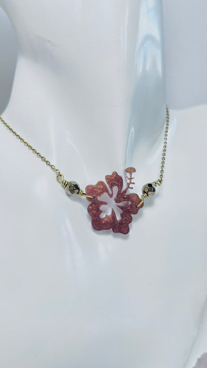 Collar en Acero Inoxidable con La Flor Maga en Resina color Marron con Piedra Hematite Dorado - K.Beloved LLC