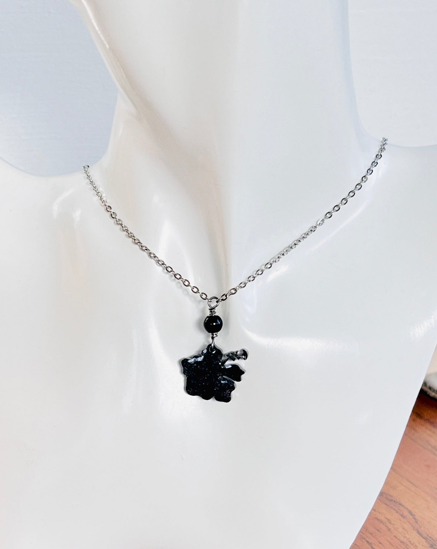 Collar en Acero Inoxidable , con Colgante en Resina color negro Flor Maga - K.Beloved LLC