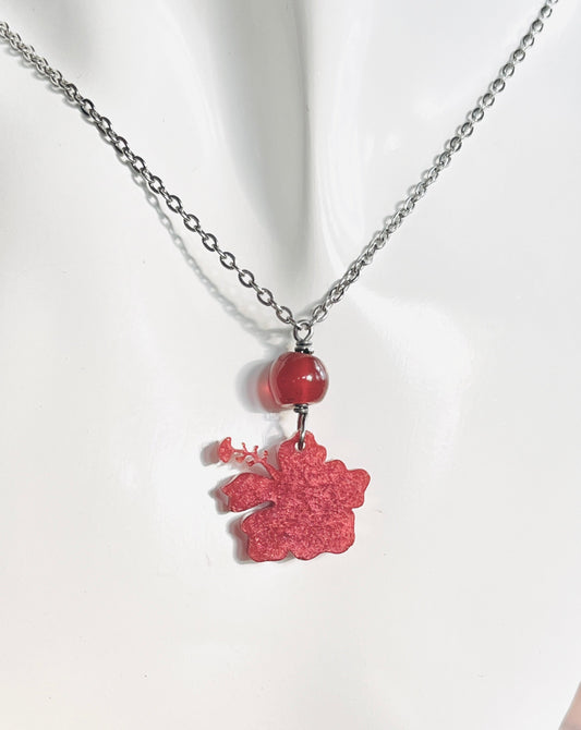 Collar en Acero Inoxidable con Colgante en Resina Flor Maga color Rojo Oscuro - K.Beloved LLC