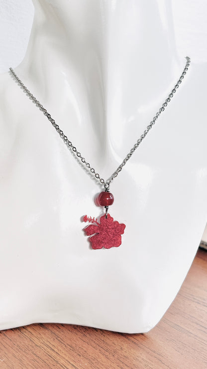 Collar en Acero Inoxidable con Colgante en Resina Flor Maga color Rojo Oscuro - K.Beloved LLC