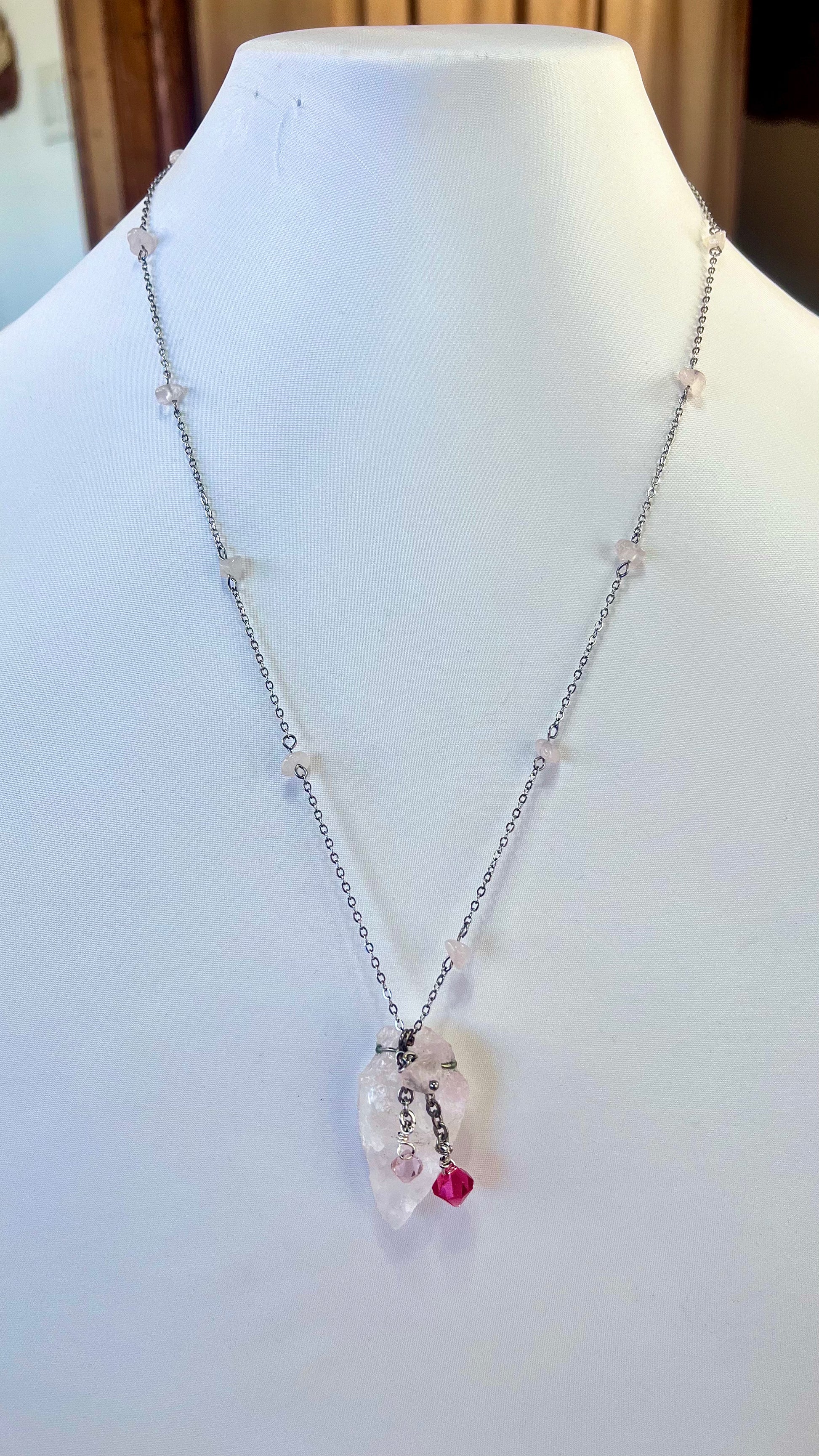 Destellos de Serenidad: Collar Largo de Cuarzo con chispa de Cristal Swarovski - K.Beloved LLC