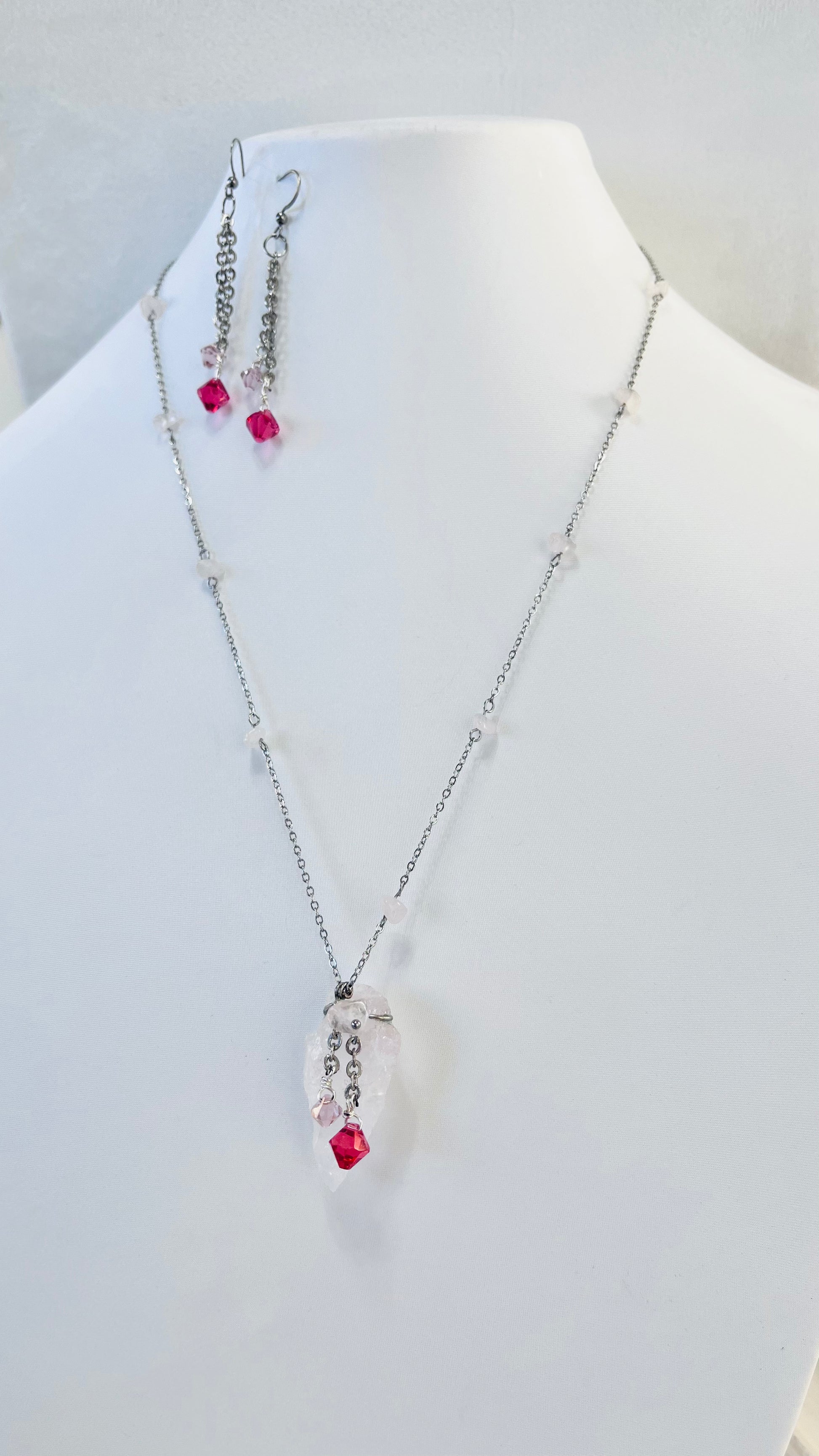 Destellos de Serenidad: Collar Largo de Cuarzo con chispa de Cristal Swarovski - K.Beloved LLC